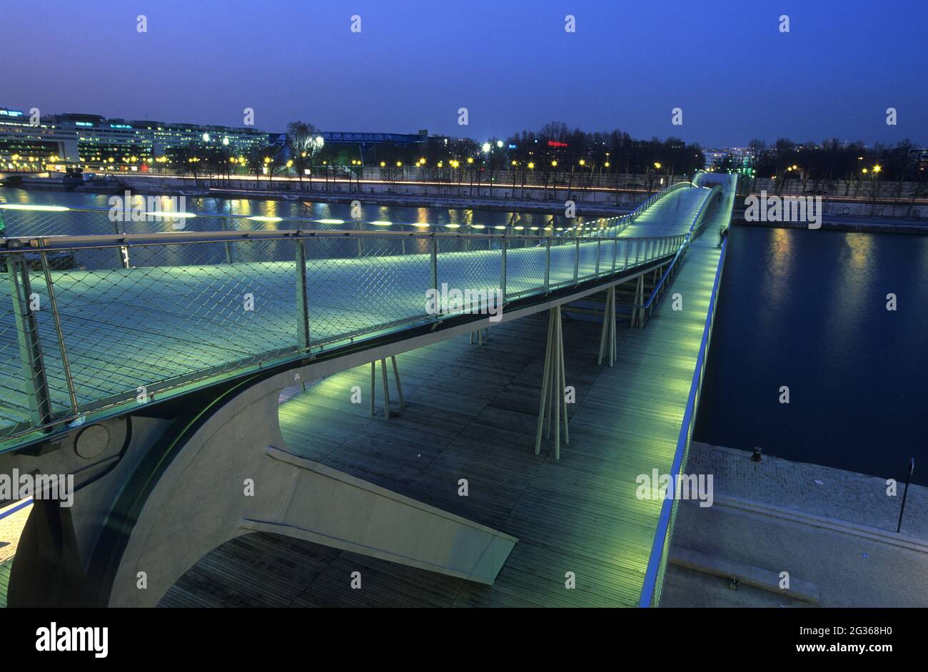 FRANCE PARIS (75) 12 ET 13 ÈME ARRONDISSEMENT, PASSERELLE SIMONE DE BEAUVOIR PAR L'ARCHITECTE DIETMAR FEICHTINGER Banque D'Images