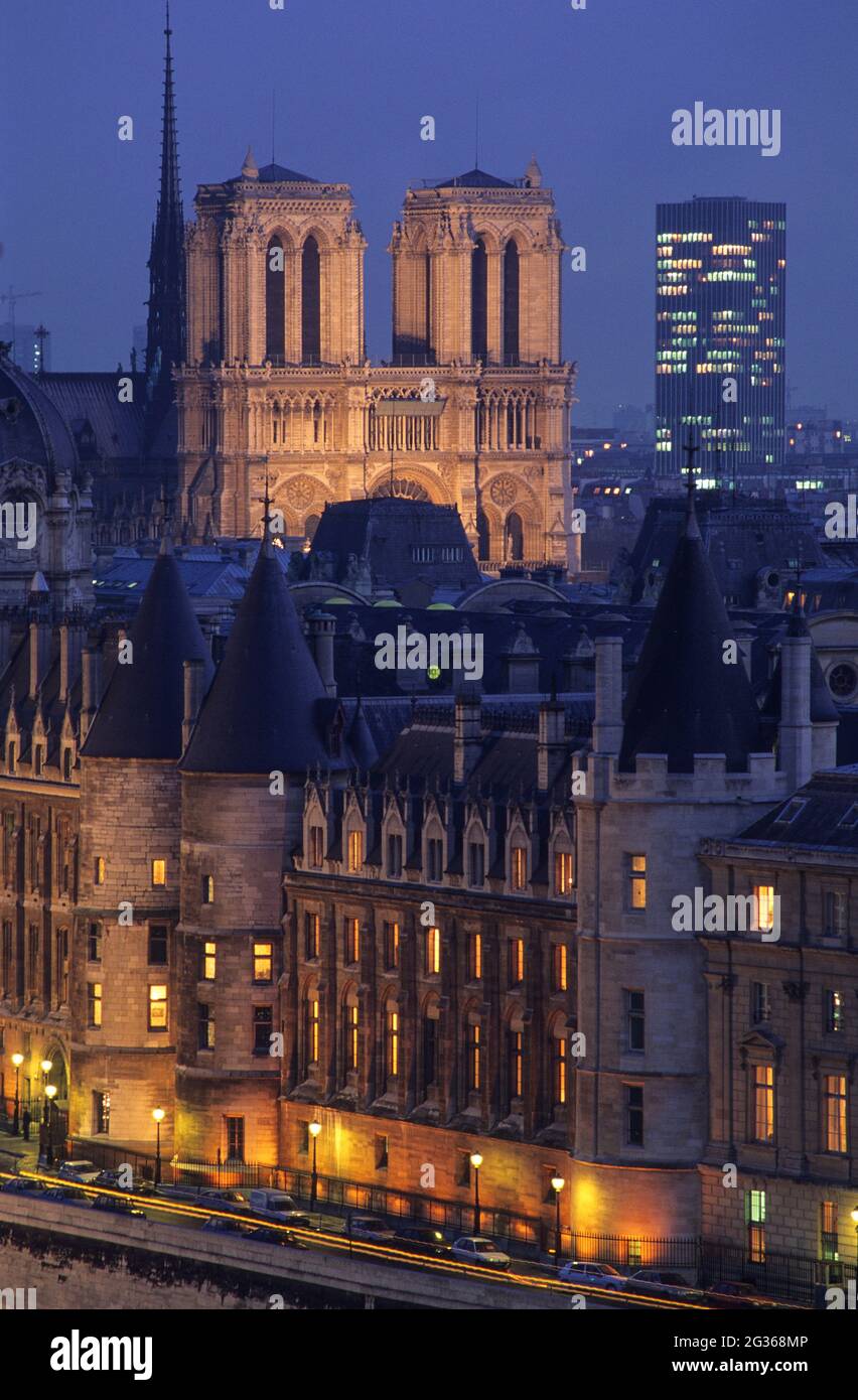 FRANCE PARIS (75) 4ÈME ARRONDISSEMENT, LA CONCIERGERIE, NOTRE DAME, LA TOUR JUSSIEU DE LA SAMARITAINE LA NUIT Banque D'Images
