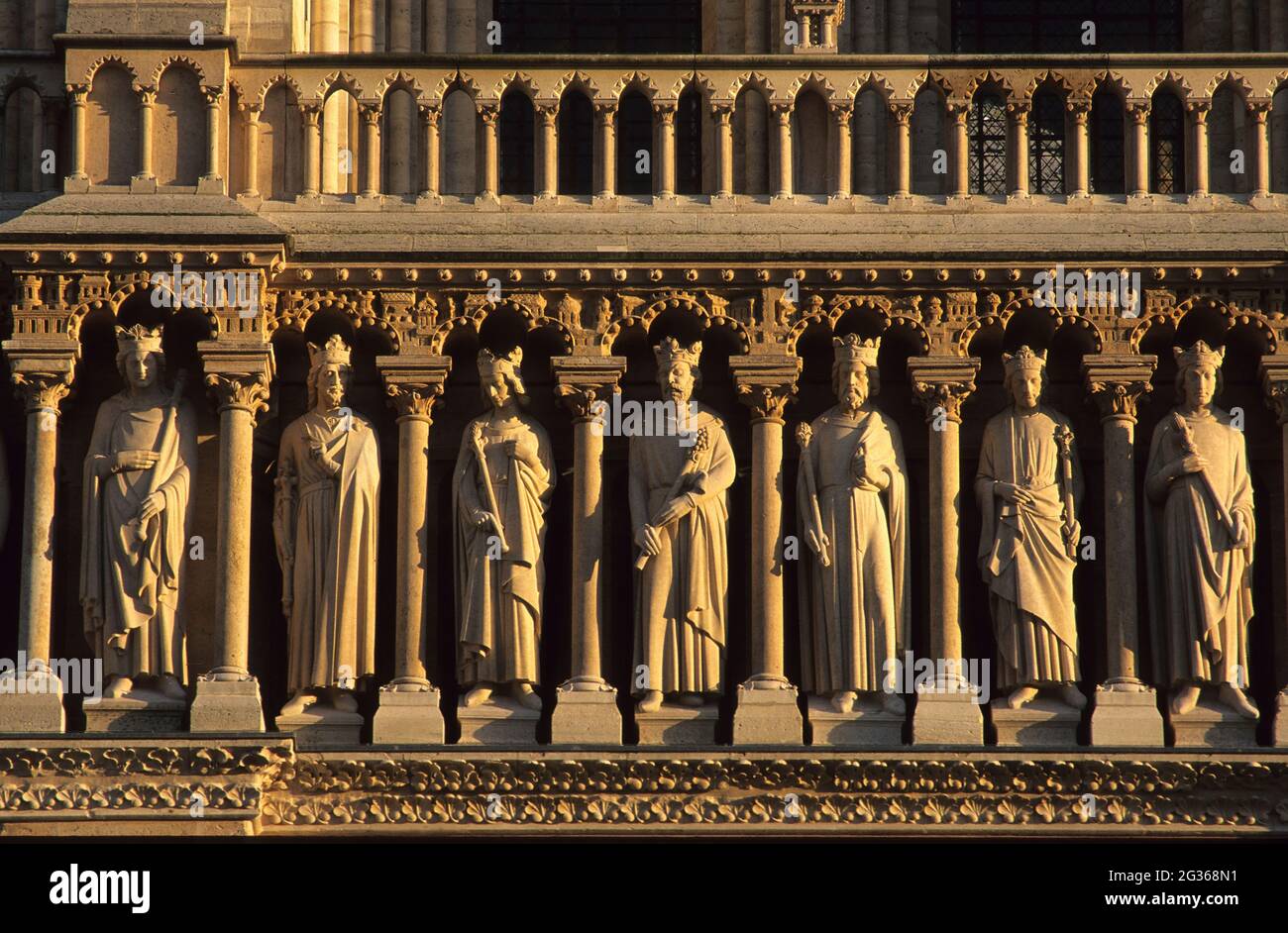 FRANCE PARIS (75) 4ÈME ARRONDISSEMENT, EGLISE NOTRE-DAME DE PARIS, DÉTAIL DES STATUES DE LA FAÇADE Banque D'Images