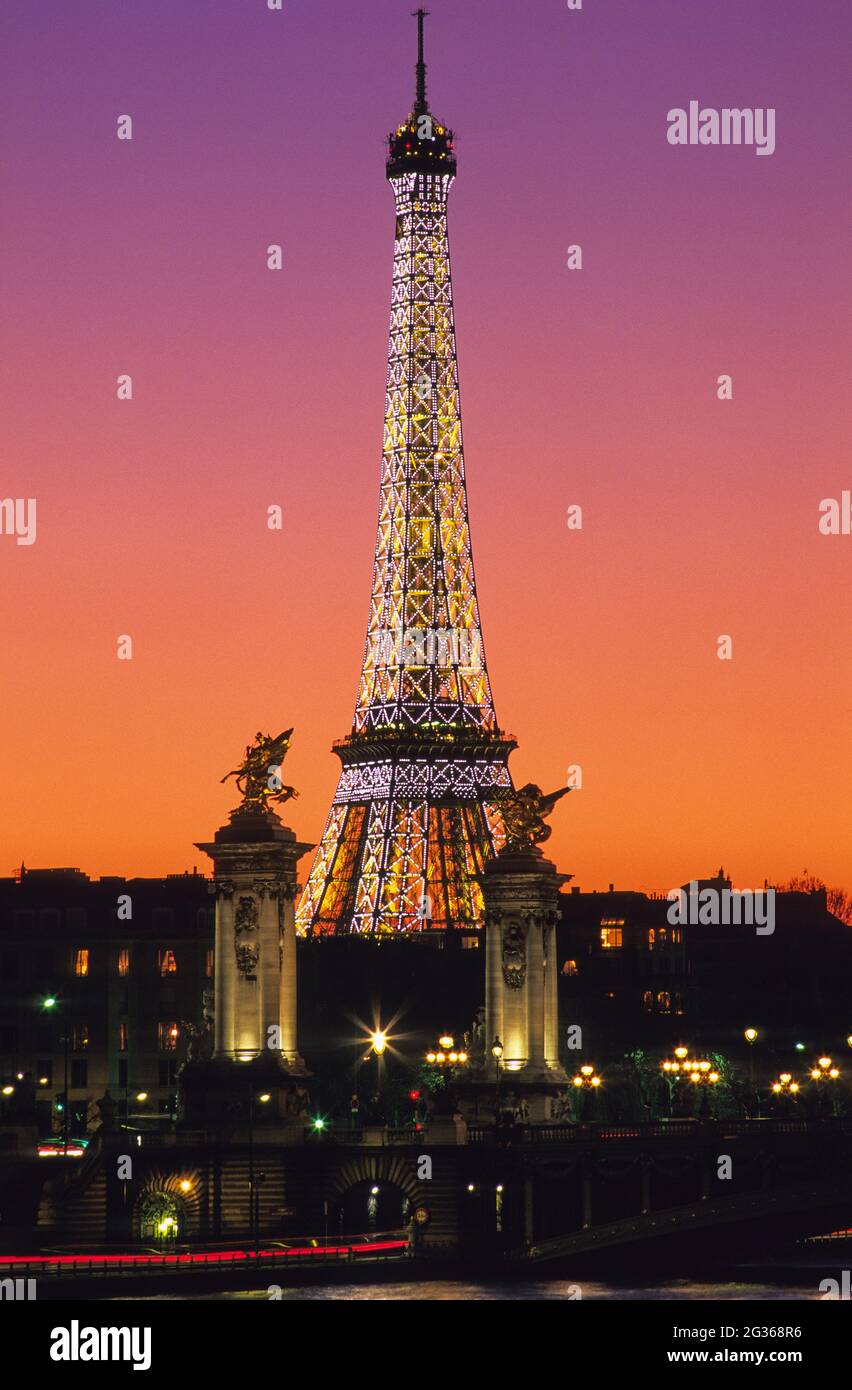 FRANCE PARIS (75) 7ÈME ARRONDISSEMENT, LA TOUR EIFFEL ET LE PONT ALEXANDRE III Banque D'Images