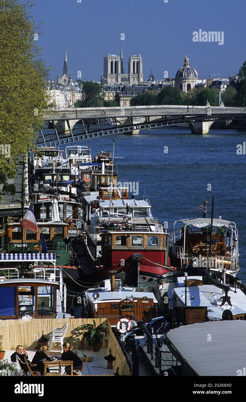 FRANCE PARIS (75), BARGES RÉSIDENTIELLES PRÈS DE LA CONCORDE, NOTRE DAME ET L'INSTITUT Banque D'Images