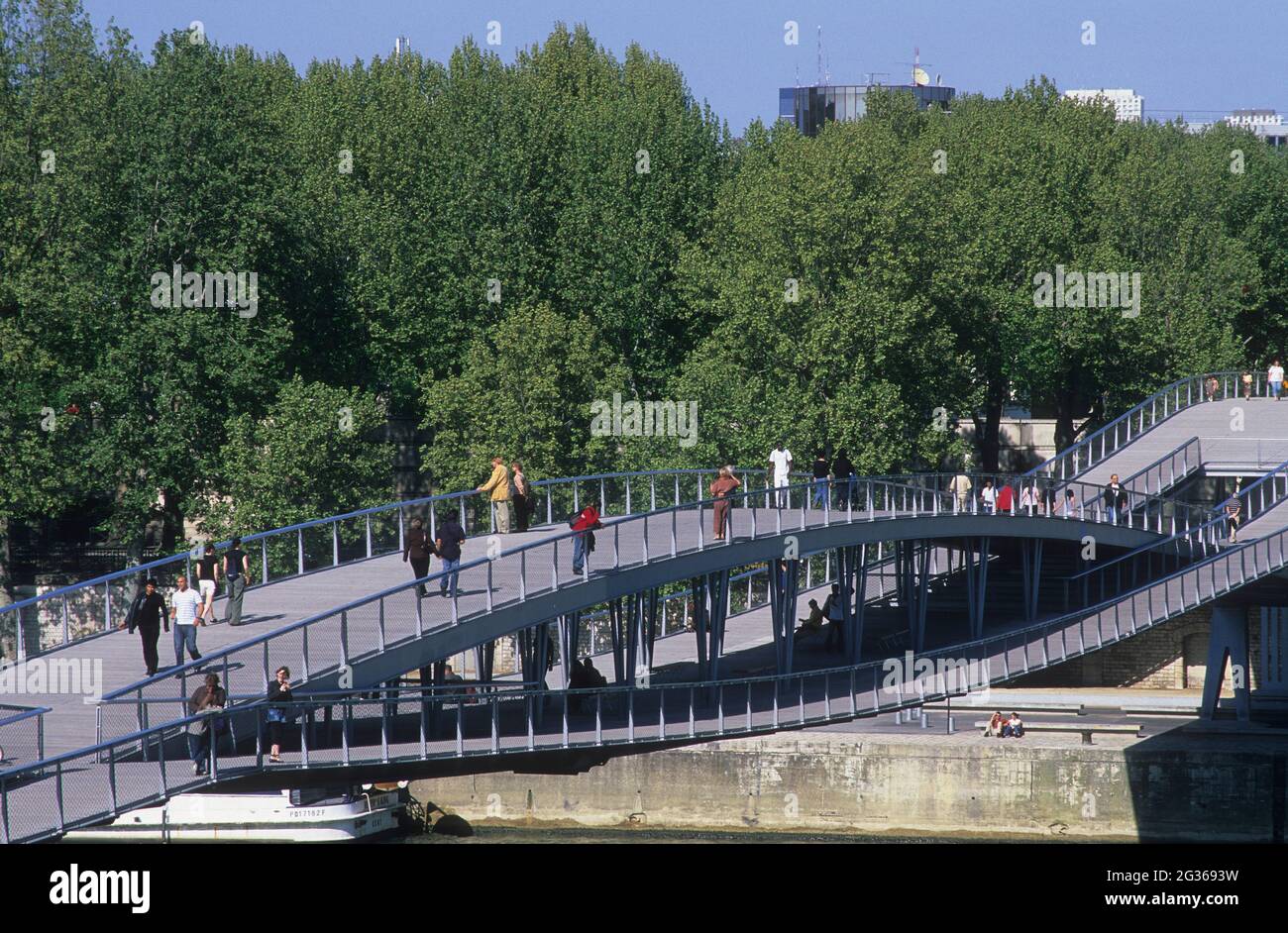 FRANCE PARIS (75) 12ÈME ET 13ÈME ARRONDISSEMENT, PASSERELLE SIMONE DE BEAUVOIR PAR L'ARCHITECTE DIETMAR FEICHTINGER Banque D'Images