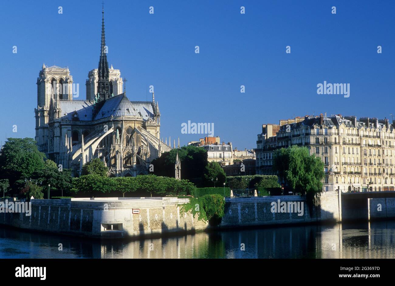 FRANCE PARIS (75) 4ÈME ARRONDISSEMENT, EGLISE NOTRE DAME DE PARIS ET BÂTIMENTS DE STYLE HAUSSMANN Banque D'Images