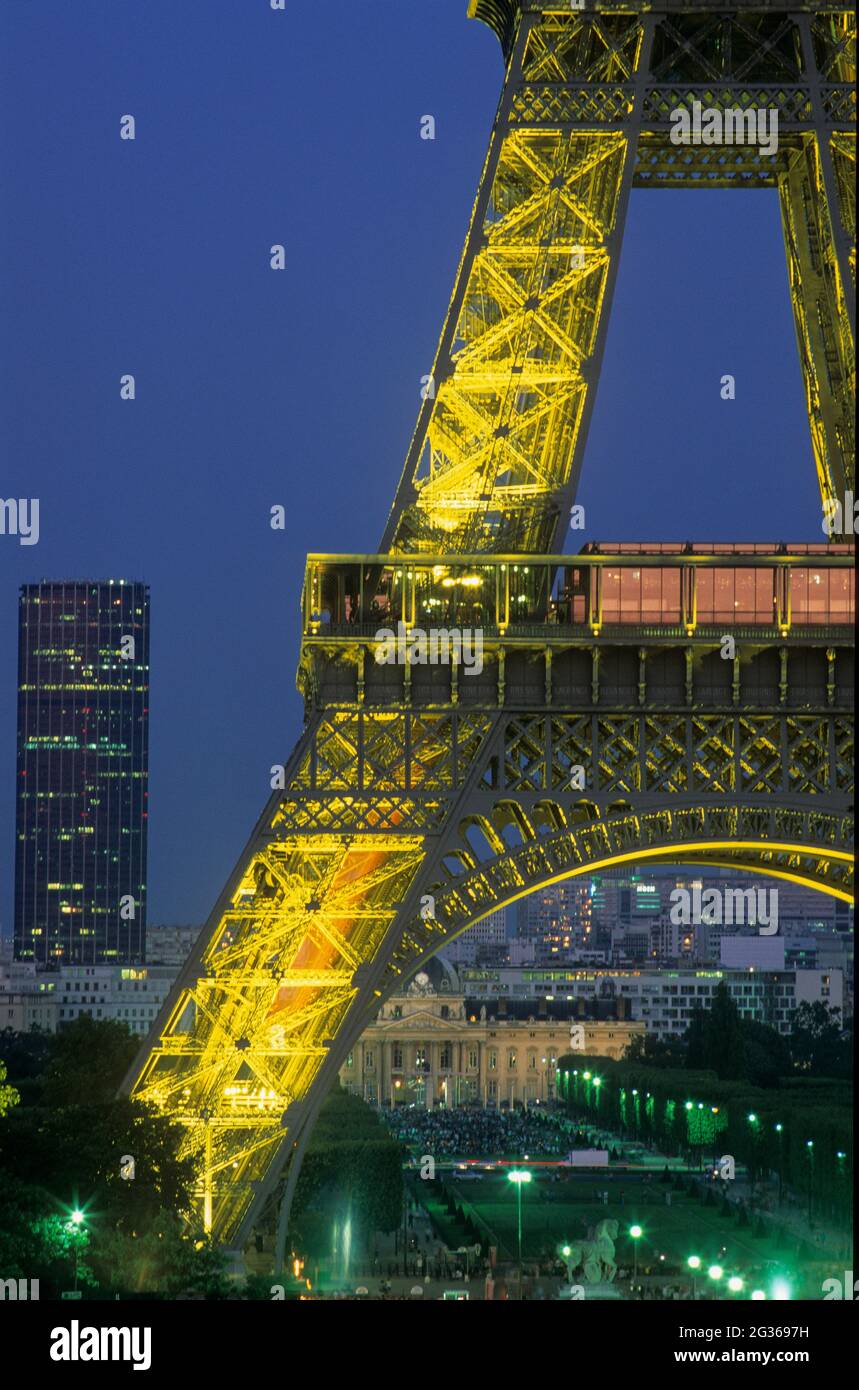 FRANCE PARIS (75) 7ÈME ARRONDISSEMENT, LA TOUR EIFFEL ET LA TOUR MONTPARNASSE Banque D'Images