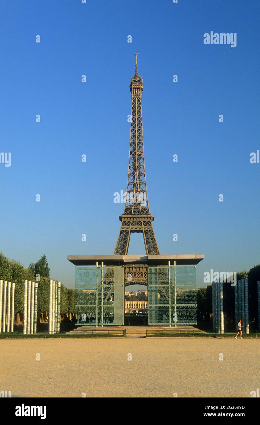 FRANCE PARIS (75) 7ÈME ARRONDISSEMENT, LE MUR POUR LA PAIX DE CLARA HALTER ET JEAN-MICHEL WILMOTTE DANS LE CHAMP DE MARS ET LA TOUR EIFFEL, AUTORISATION A Banque D'Images