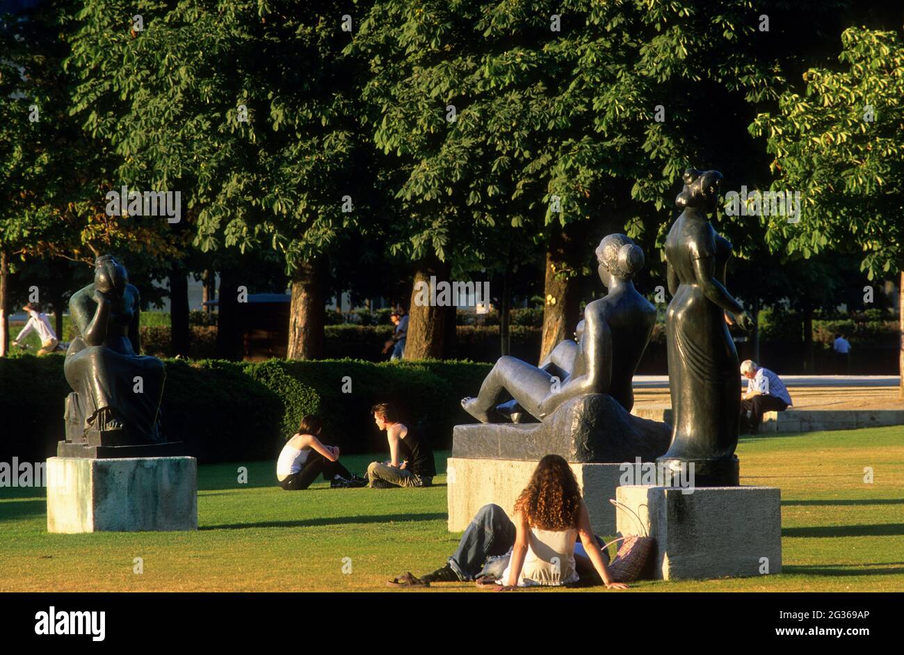 FRANCE PARIS (75), 1ER JARDIN DU QUARTIER DE L'ARC DE TRIOMPHE DU CARROUSEL DU LOUVRE ET STATUES MAYOL Banque D'Images