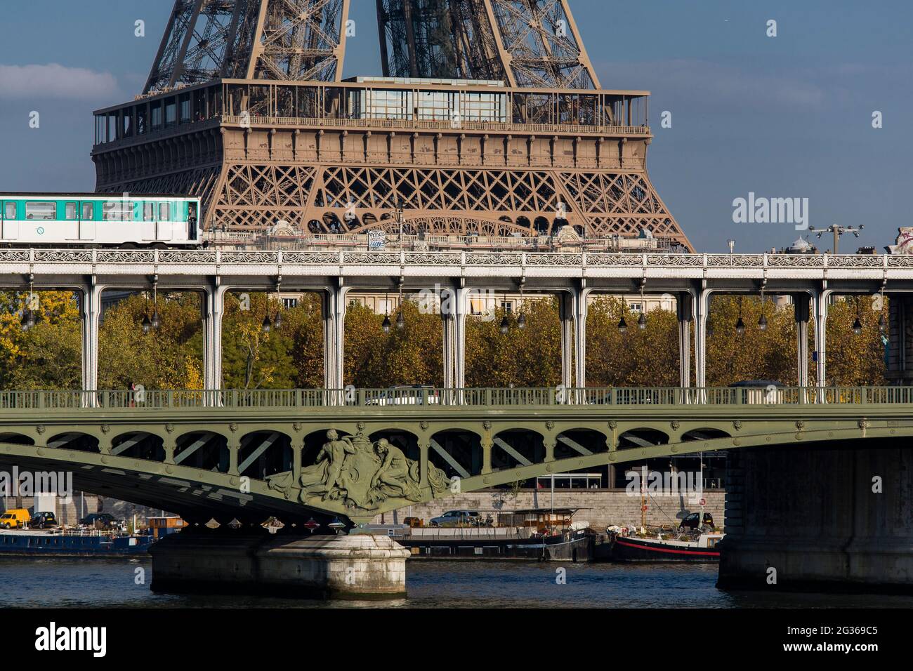 FRANCE PARIS (75) 7ÈME ARRONDISSEMENT, PONT BIR HAKEIM ET MÉTRO AVEC LA TOUR EIFFEL Banque D'Images