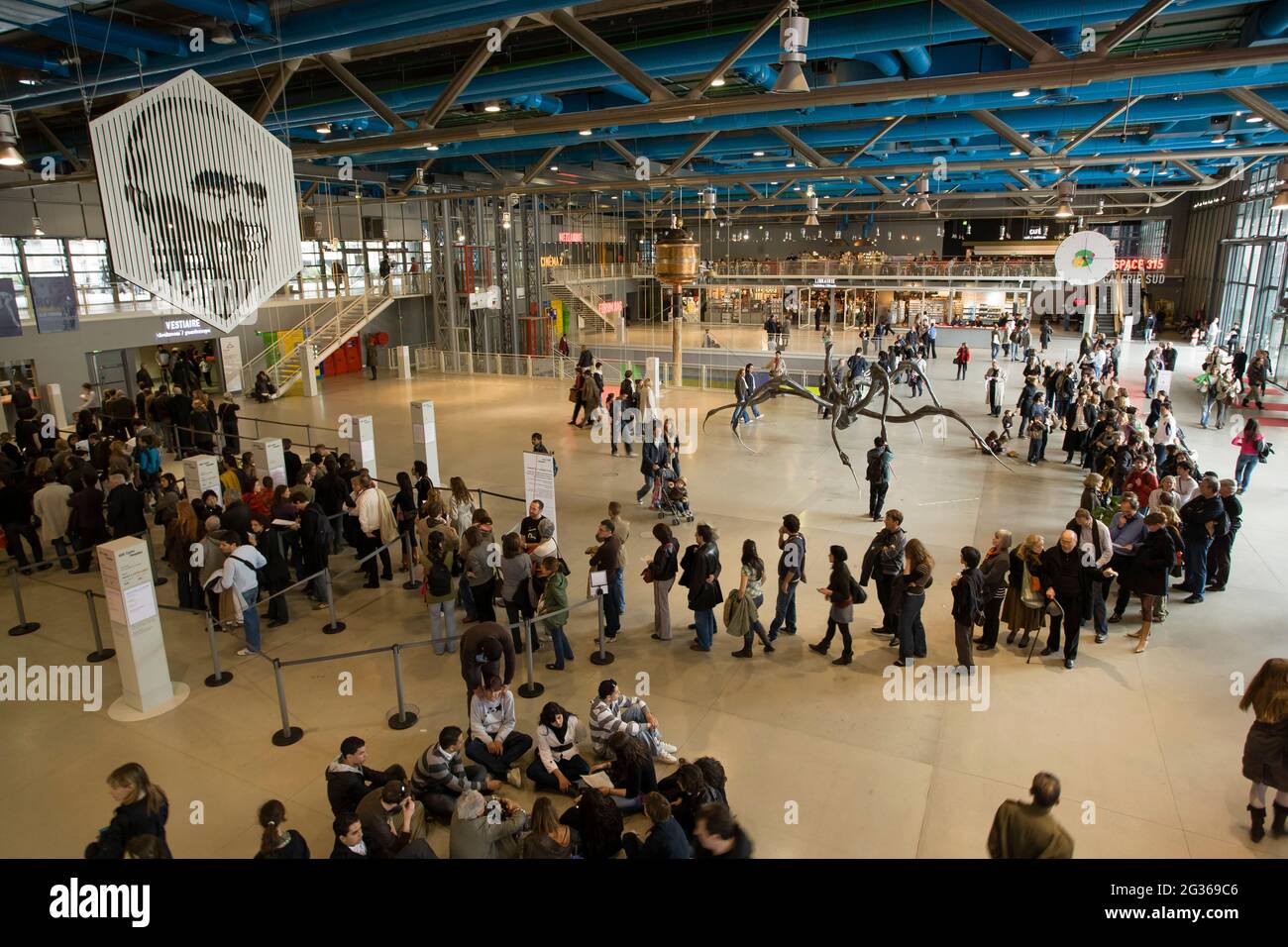 FRANCE PARIS (75) 4ÈME ARRONDISSEMENT, BEAUBOURG, MUSÉE D'ART MODERNE : CENTRE POMPIDOU, LIGNE D'ATTENTE À LA BOÎTE CASHDESKS Banque D'Images
