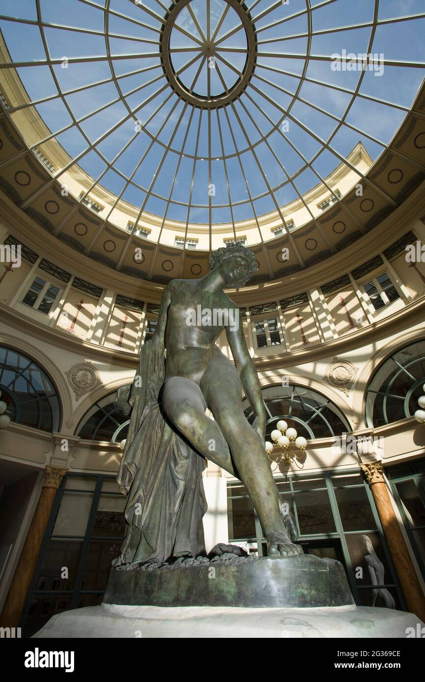 FRANCE PARIS (75) 2ÈME ARRONDISSEMENT, STATUE (CHARLES FRANÇOIS LEBOEUF) DANS LA GALERIE COLBERT Banque D'Images