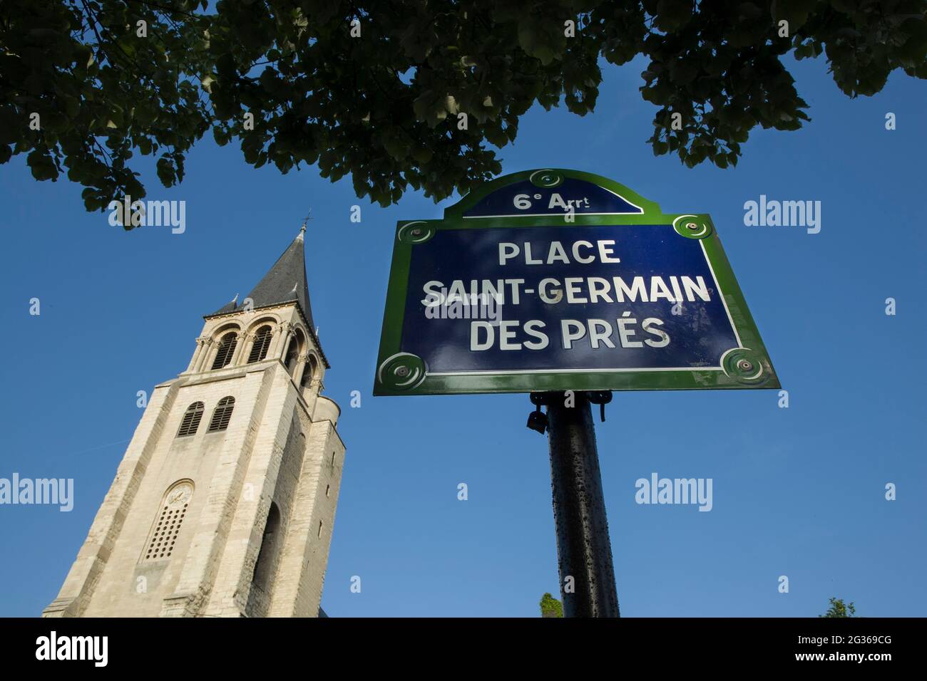 FRANCE PARIS (75) 6ÈME ARRONDISSEMENT, PLACE ET EGLISE ST GERMAIN DES PRES Banque D'Images