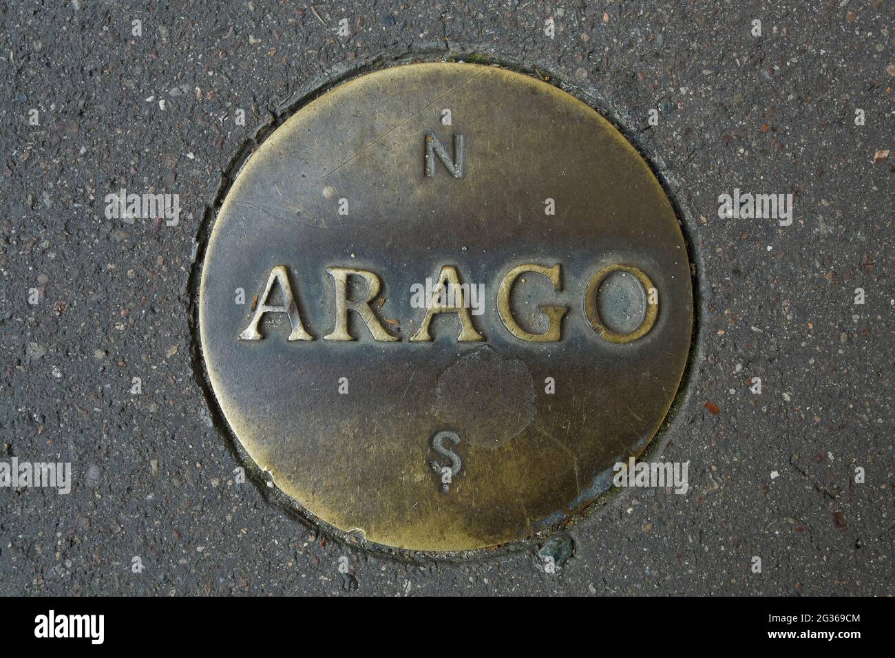 FRANCE PARIS (75) 6ÈME ARRONDISSEMENT, MÉDAILLON DE BRONZE SUR UN TROTOIR PARISIEN RÉALISANT LE MÉRIDIEN DE PARIS AVEC EN RELIEF LE NOM ARAGO ET LE NORD ET LE TH Banque D'Images