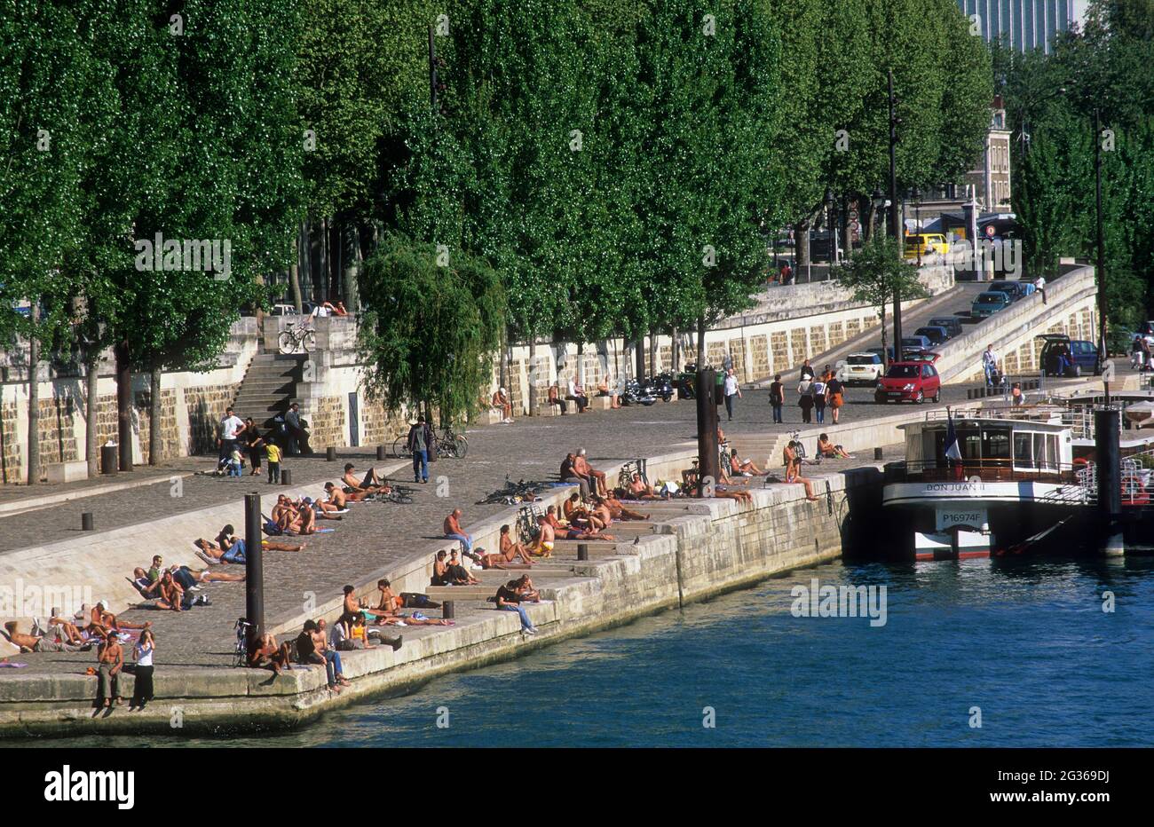 FRANCE PARIS (75) 12ÈME, BAINS DE SOLEIL SUR LE QUAI DU RAPEE Banque D'Images