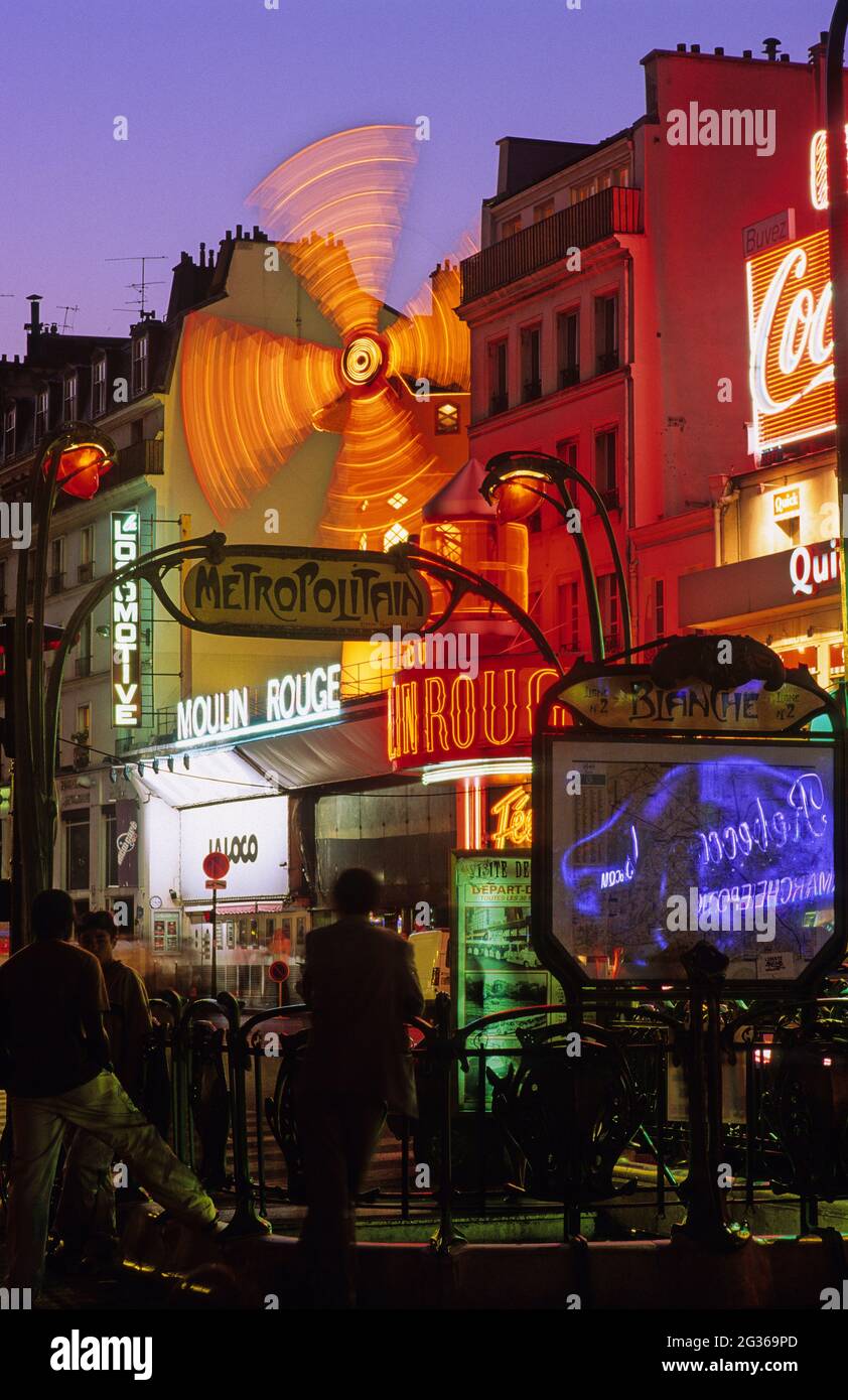 FRANCE PARIS (75) 18ÈME ARRONDISSEMENT, MÉTRO 'BLANCHE' ET MOULIN ROUGE Banque D'Images