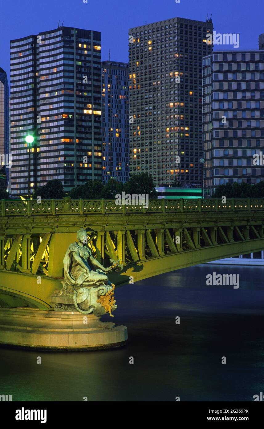 FRANCE PARIS (75) 15ÈME ARRONDISSEMENT, LE PONT MIRABEAU ET LES TOURS DU 'FRONT DE LA SEINE' Banque D'Images