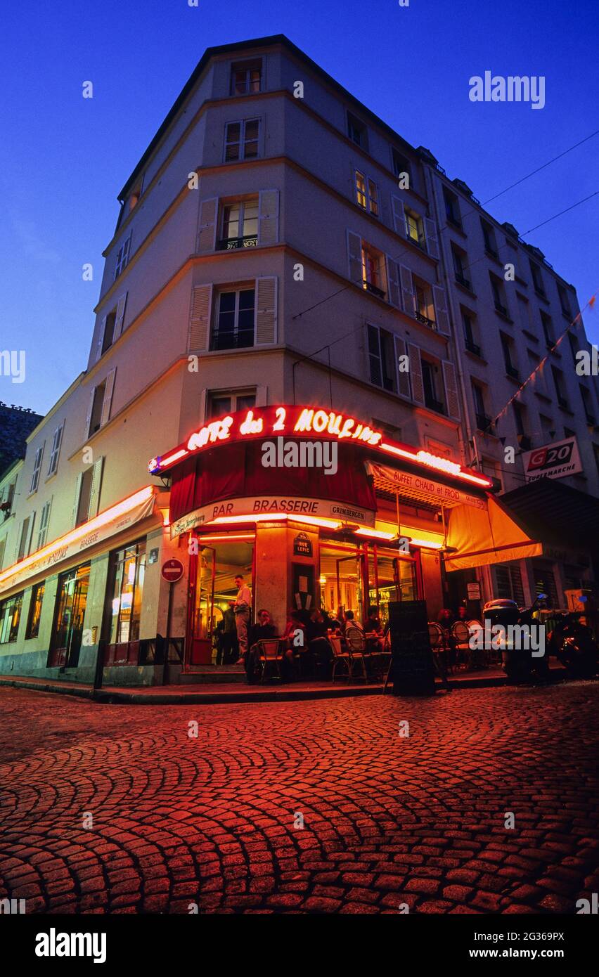FRANCE PARIS (75) 18E ARRONDISSEMENT, CAFÉ 'LES DEUX MOULINS' (FILM AMÉLIE POULAIN), RUE LEPIC À MONTMARTRE Banque D'Images