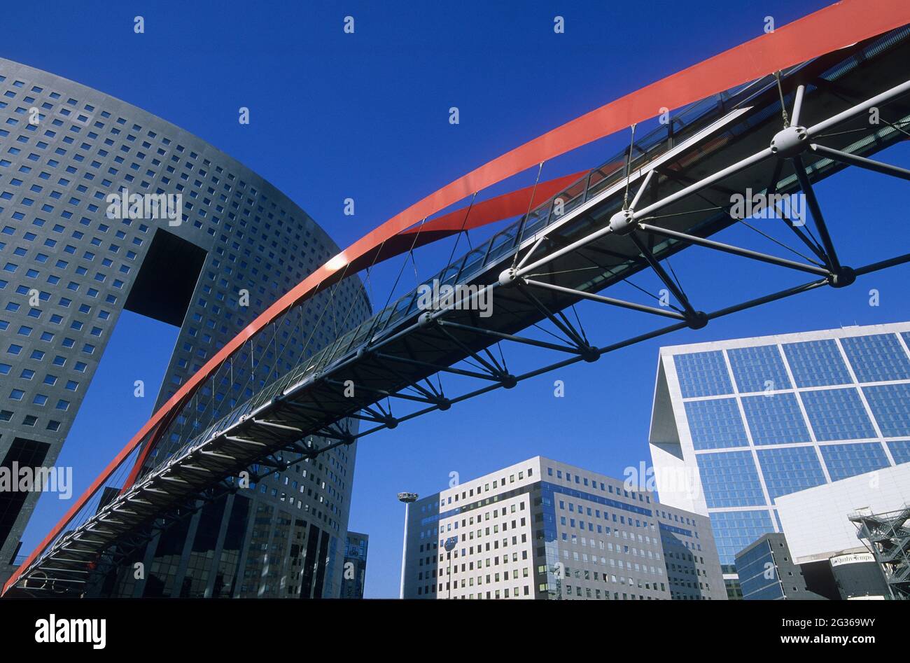 FRANCE HAUT-DE-SEINE (92) COURBEVOIE, DANS LE QUARTIER DES AFFAIRES DE LA DÉFENSE, PASSERELLE, IMMEUBLE DE BUREAUX ET GRANDE ARCHE Banque D'Images