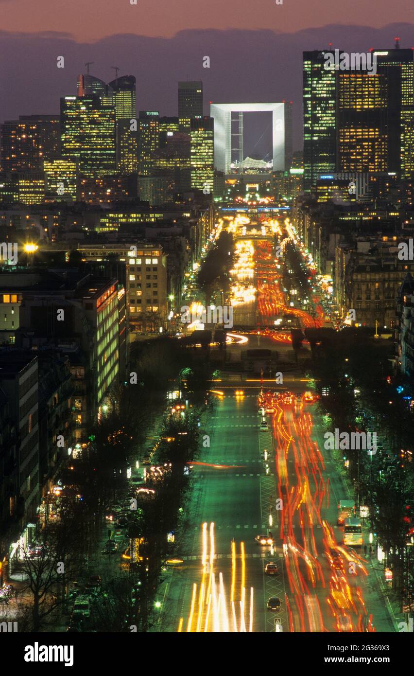 FRANCE PARIS (75), DISTICT DE LA DÉFENSE ET GRANDE ARCHE 92 HAUT-DE-SEINE, VU DE L'ARC DE TRIOMPHE, DE L'AVENUE DE LA GRANDE ARMÉE À PARIS ET Banque D'Images