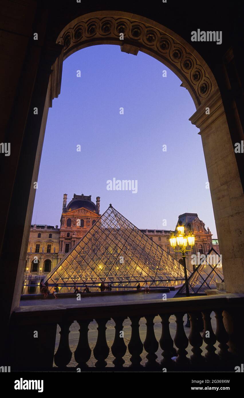FRANCE PARIS (75), 1ER ARRONDISSEMENT CLASSÉ PATRIMOINE MONDIAL DE L'UNESCO, MUSÉE DU LOUVRE, PYRAMIDE DU LOUVRE PAR L'ARCHITECTE LEO MING PEI Banque D'Images