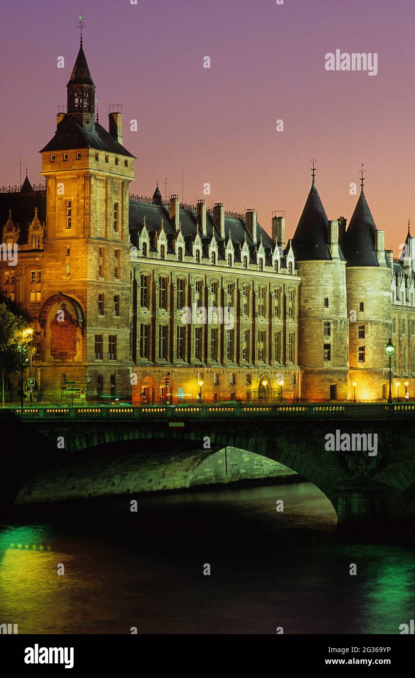 FRANCE PARIS (75) 1ER ARRONDISSEMENT, LA SEINE ET LA CONCIERGERIE, ANCIEN BÂTIMENT DU PALAIS DE LA CITÉ, ACTUEL PALAIS DE JUSTICE DE PARIS Banque D'Images