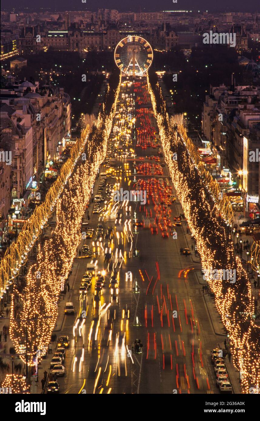 FRANCE PARIS (75) 8ÈME ARRONDISSEMENT, LES CHAMPS ELYSÉES À NOËL ET LA GRANDE ROUE DE LA PLACE DE LA CONCORDE, VUE DU SOMMET DE L'ARC DE TRI Banque D'Images