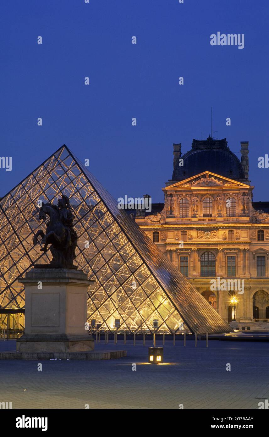 FRANCE PARIS (75), 1ER ARRONDISSEMENT, ZONE CLASSÉE AU PATRIMOINE MONDIAL DE L'UNESCO, MUSÉE DU LOUVRE, STATUE ÉQUESTRE DEVANT LA PYRAMIDE DU LOUVRE PAR LE Banque D'Images
