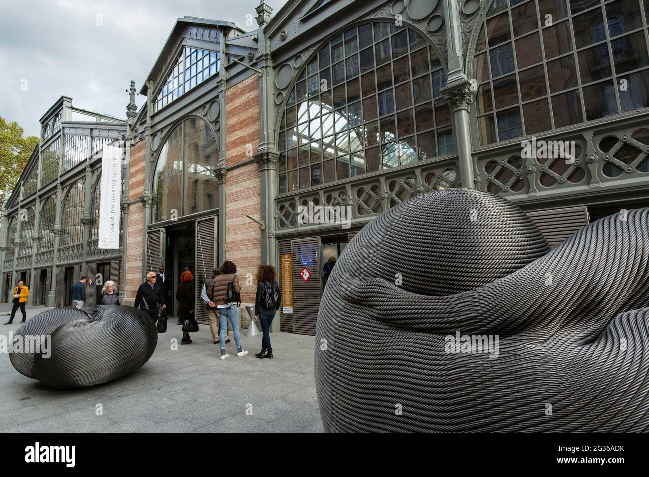 FRANCE PARIS (75) 3R ÈME ARR, LE CARREAU DU TEMPLE, LIEU CULTUREL ET SPORTIF : EXPOSITION D'ART CONTEMPORAIN : SCULPTURE DE KANG MUXIANG DE TAÏWAN Banque D'Images