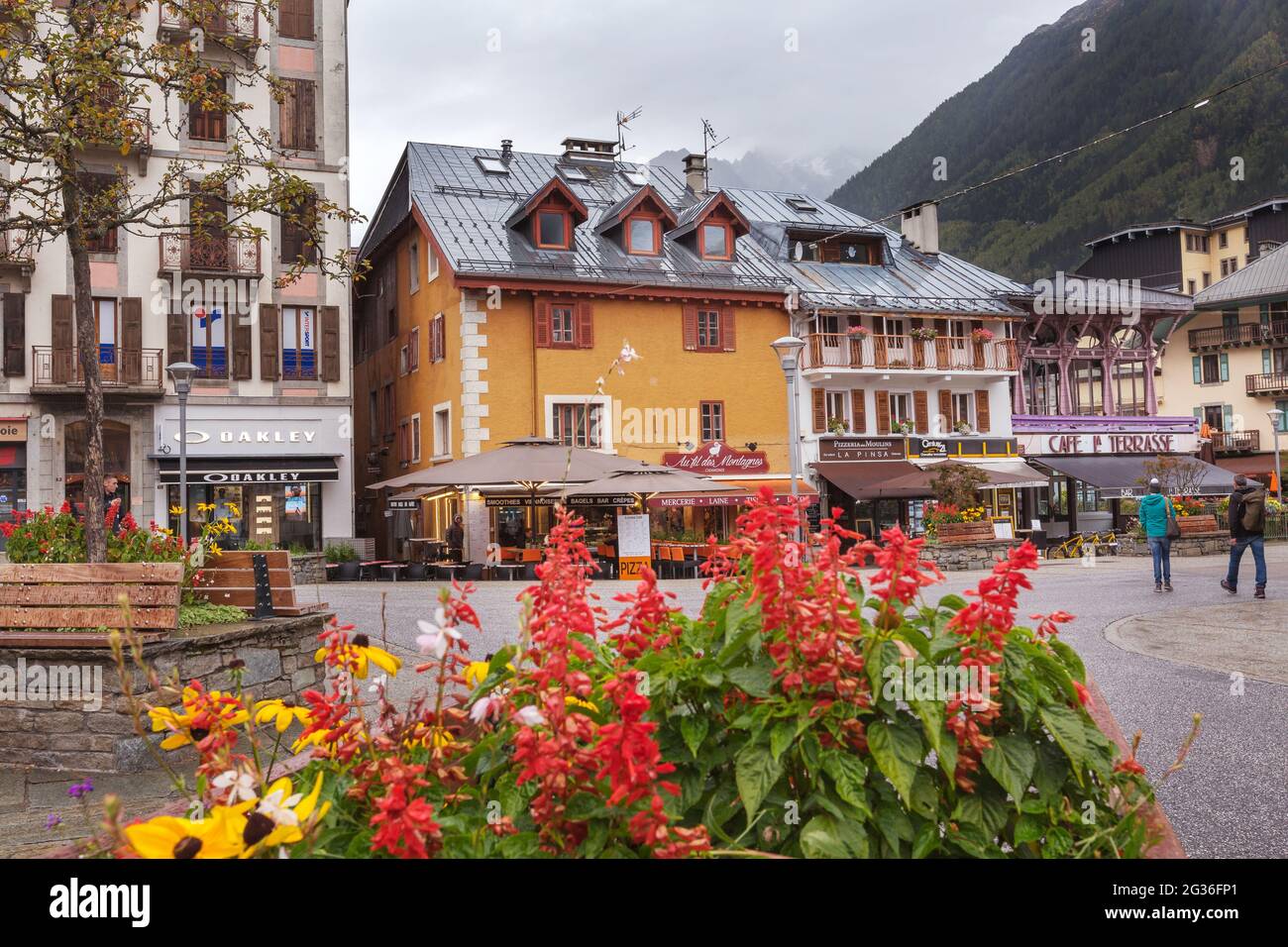 Chamonix Mont-Blanc, France - 4 octobre 2019 : l'automne vue sur le café de la rue dans le centre de la célèbre station de ski dans les Alpes Banque D'Images