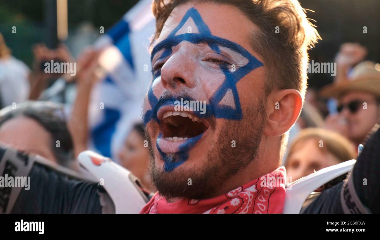 Les manifestants israéliens célèbrent l'adoption d'un vote confirmant un nouveau gouvernement de coalition lors d'un rassemblement devant la Knesset le 13 juin 2021 à Jérusalem, en Israël. Le Parlement israélien a voté la fin du mandat de 12 ans de Benjamin Netanyahou en tant que Premier ministre, et le nationaliste de droite Naftali Bennett a prêté serment en tant que Premier ministre d'Israël. Banque D'Images