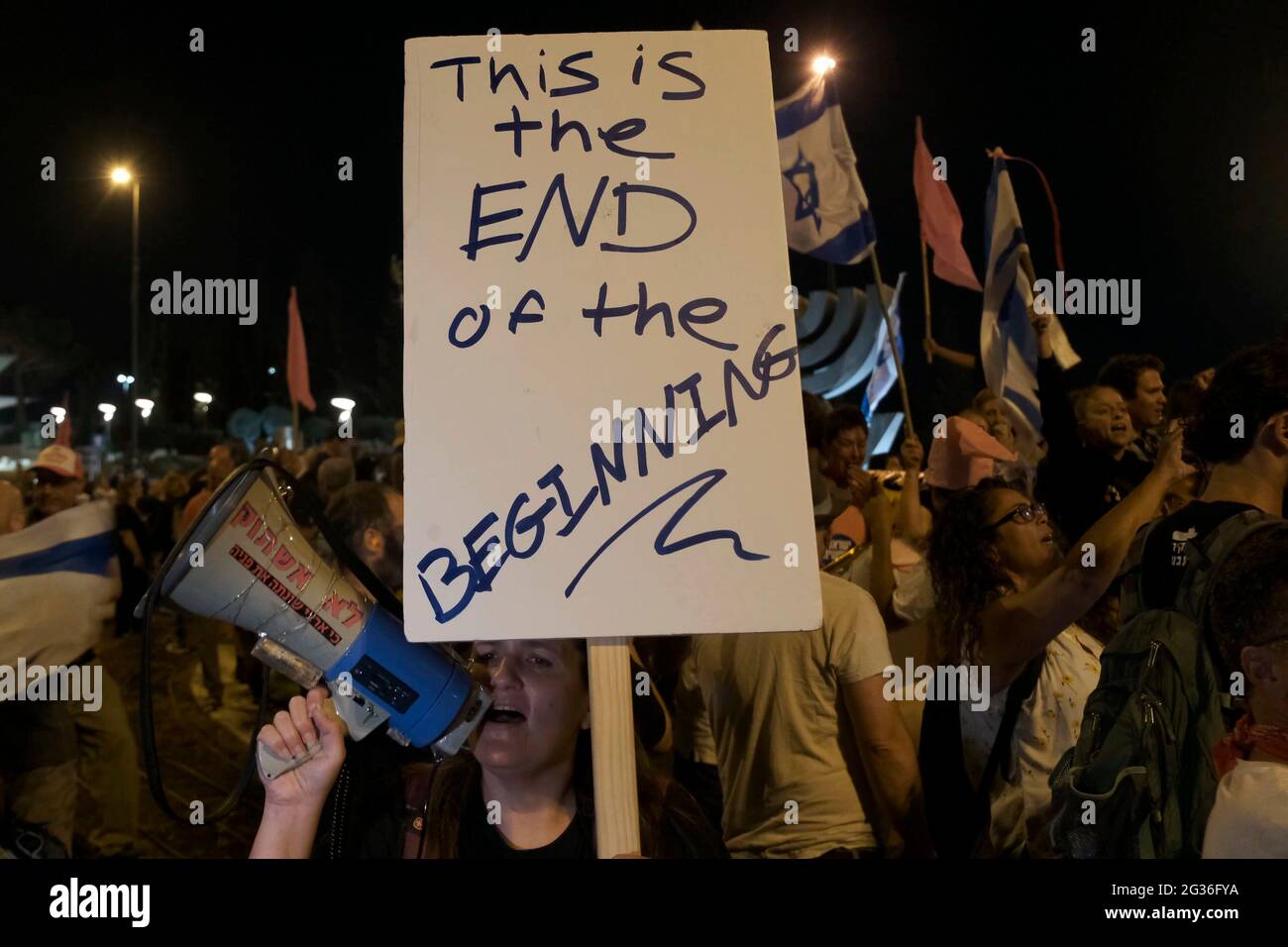 Les manifestants israéliens célèbrent l'adoption d'un vote confirmant un nouveau gouvernement de coalition lors d'un rassemblement devant la Knesset le 13 juin 2021 à Jérusalem, en Israël. Le Parlement israélien a voté la fin du mandat de 12 ans de Benjamin Netanyahou en tant que Premier ministre, et le nationaliste de droite Naftali Bennett a prêté serment en tant que Premier ministre d'Israël. Banque D'Images