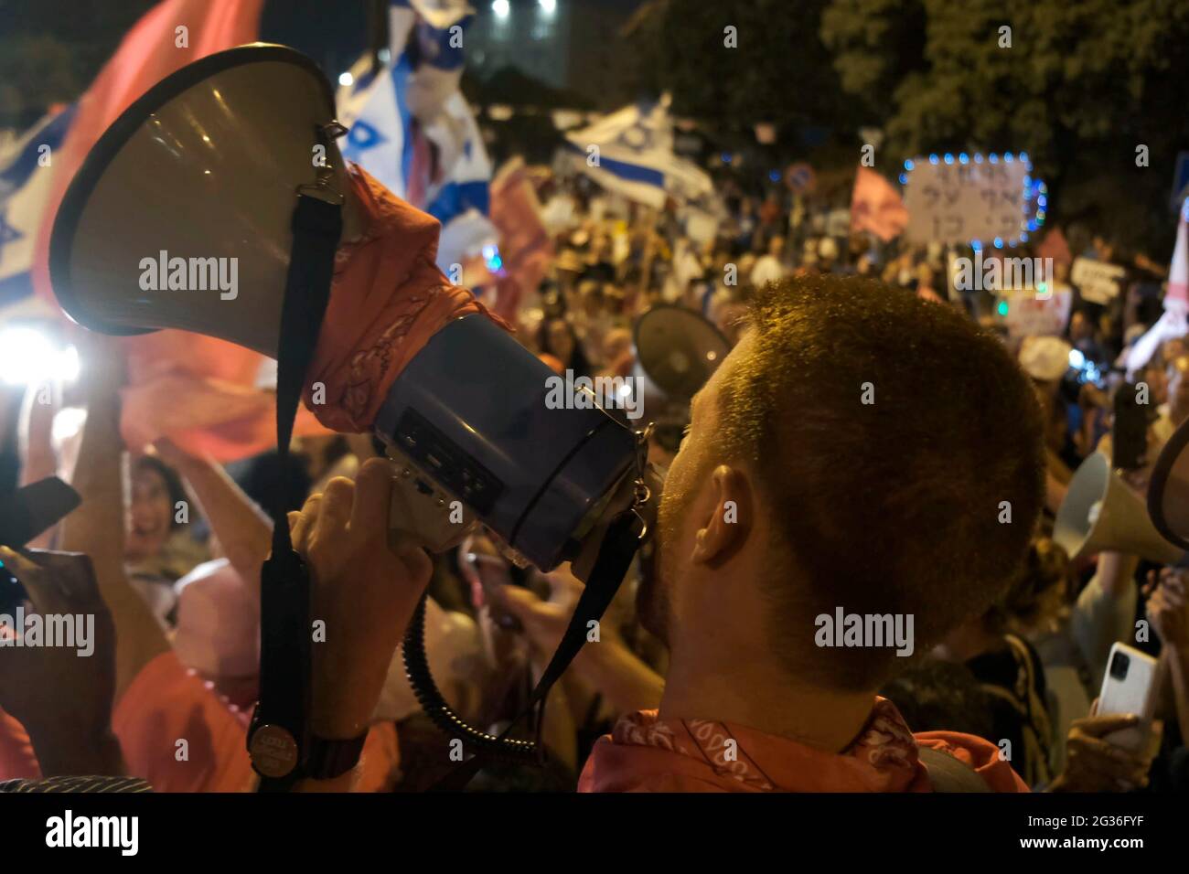 Les manifestants israéliens célèbrent l'adoption d'un vote confirmant un nouveau gouvernement de coalition lors d'un rassemblement devant la Knesset le 13 juin 2021 à Jérusalem, en Israël. Le Parlement israélien a voté la fin du mandat de 12 ans de Benjamin Netanyahou en tant que Premier ministre, et le nationaliste de droite Naftali Bennett a prêté serment en tant que Premier ministre d'Israël. Banque D'Images