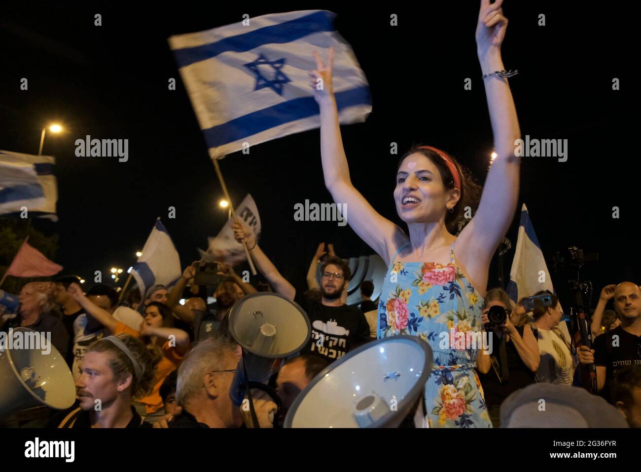 Les manifestants israéliens célèbrent l'adoption d'un vote confirmant un nouveau gouvernement de coalition lors d'un rassemblement devant la Knesset le 13 juin 2021 à Jérusalem, en Israël. Le Parlement israélien a voté la fin du mandat de 12 ans de Benjamin Netanyahou en tant que Premier ministre, et le nationaliste de droite Naftali Bennett a prêté serment en tant que Premier ministre d'Israël. Banque D'Images