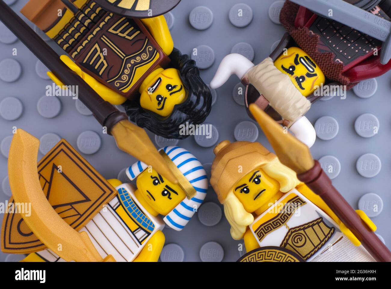 Tambov, Fédération de Russie - 26 mai 2021 quatre mini-figurines de guerrier Lego - guerrier égyptien, femme de guerrier, déesse de combat et guerrier hun contre le gris Banque D'Images