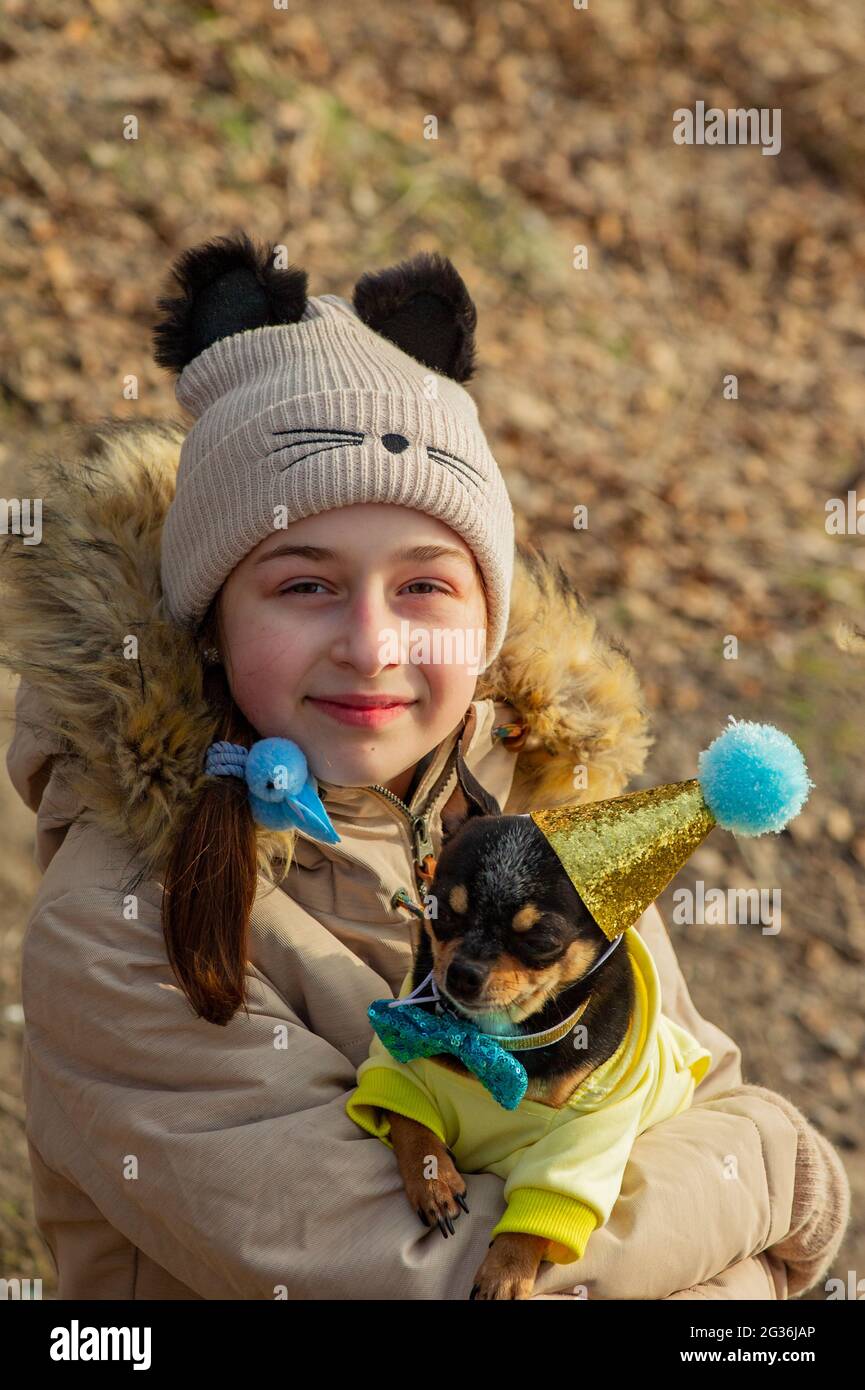 Portrait Exterieur De Fille De 10 11 Ans Portant Une Veste Beige Chaude Avec Un Chien Chihuahua Anniversaire Photo Stock Alamy Portrait Exterieur De Fille De 10 11 Ans Portant Une Veste Beige Chaude Avec Un Chien Chihuahua Anniversaire Photo Stock Alamy