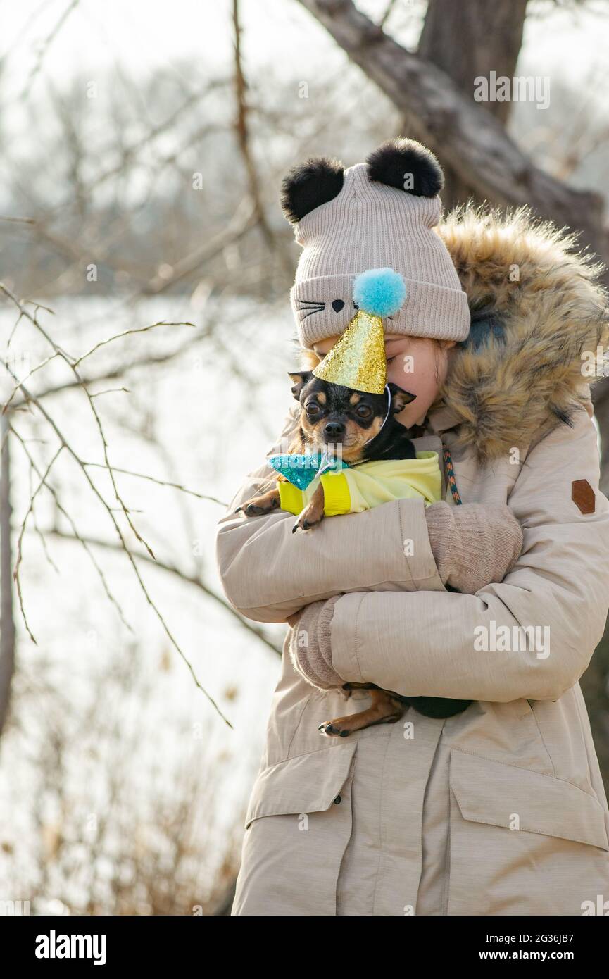 Portrait Exterieur De Fille De 10 11 Ans Portant Une Veste Beige Chaude Avec Un Chien Chihuahua Anniversaire Photo Stock Alamy Portrait Exterieur De Fille De 10 11 Ans Portant Une Veste Beige Chaude Avec Un Chien Chihuahua Anniversaire Photo Stock Alamy