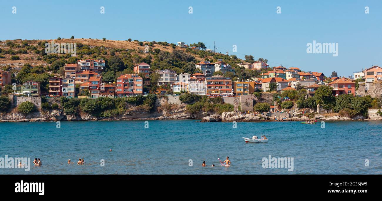 Amasra, Turquie-1er septembre 2011 : vue panoramique sur les maisons près de la côte, les personnes nageant, bains de soleil sur les rochers en été à Amasra. Banque D'Images