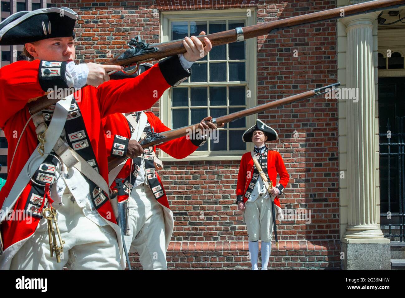 Boston Harborfest Redcoats soldats vêtus de British Army Uniform réinact un défilé de cérémonie clé en face de l'Old State House Boston Massachusetts Banque D'Images