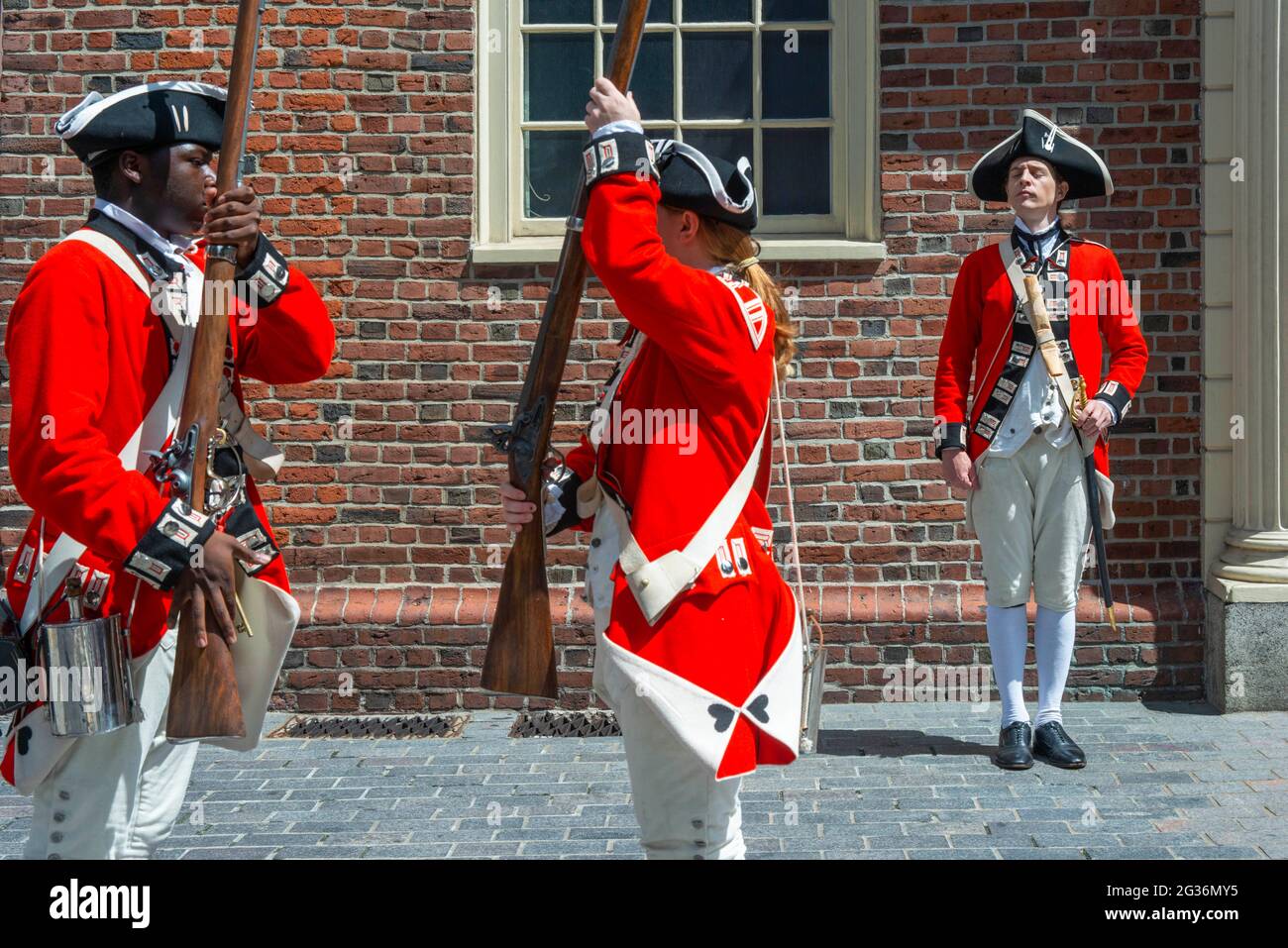 Boston Harborfest Redcoats soldats vêtus de British Army Uniform réinact un défilé de cérémonie clé en face de l'Old State House Boston Massachusetts Banque D'Images