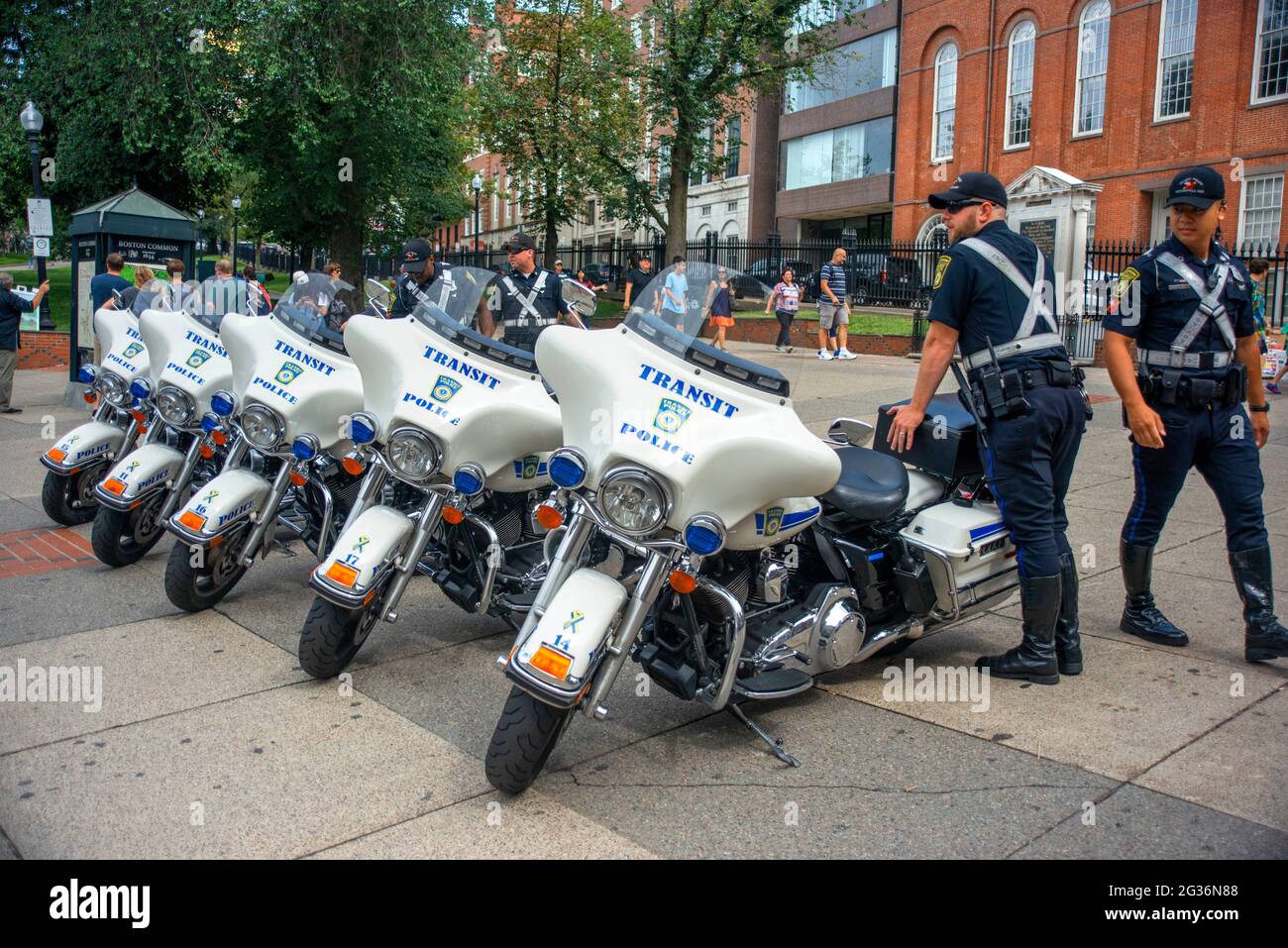 Boston police Harley Davidson moto garée à Park Street Church Boston, Massachusetts, États-Unis. Banque D'Images