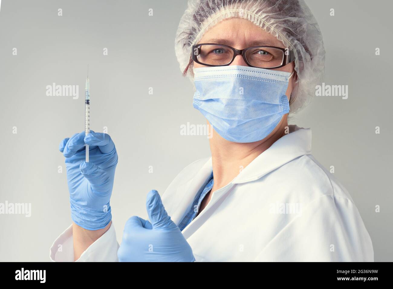 Gants en nitrile Banque de photographies et d'images à haute résolution -  Alamy