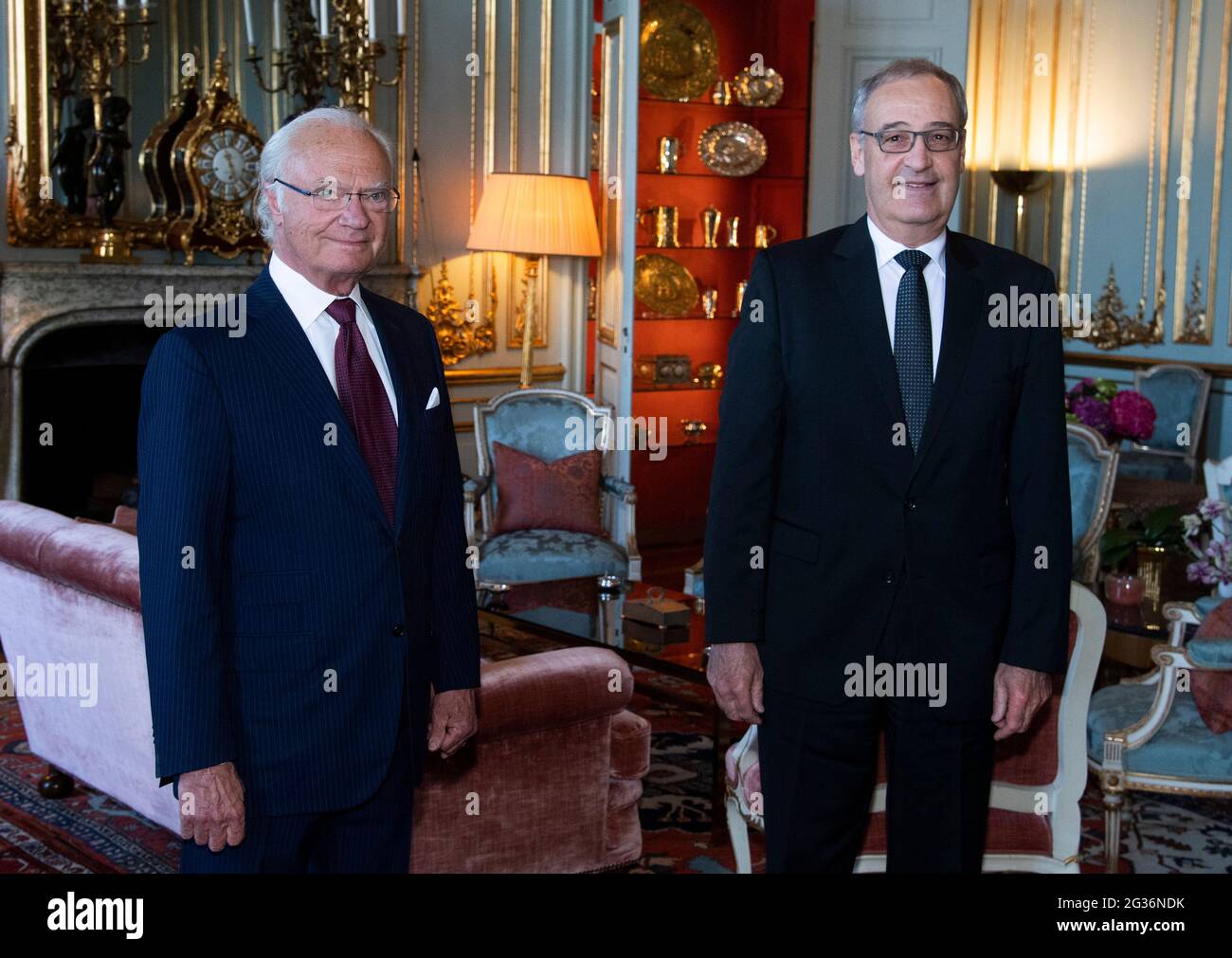 Le roi de Suède Carl XVI Gustaf (L) reçoit le président suisse Guy Parmelin au Palais de Stockholm, à Stockholm, en Suède, le 14 juin 2021. Photo: Pontus Lundahl / TT / code 10050 Banque D'Images