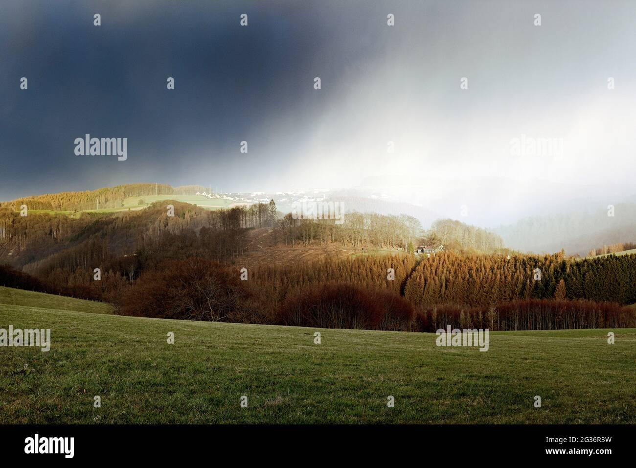 Un temps spectaculaire en soirée dans un paysage de basse montagne à Altroggenrahmede, Allemagne, Rhénanie-du-Nord-Westphalie, pays aigre, Altena Banque D'Images