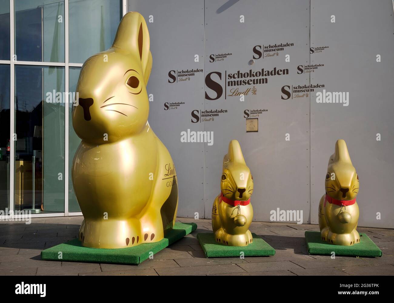 lapins de pâques en or devant le musée du chocolat, Allemagne, Rhénanie-du-Nord-Westphalie, Cologne Banque D'Images