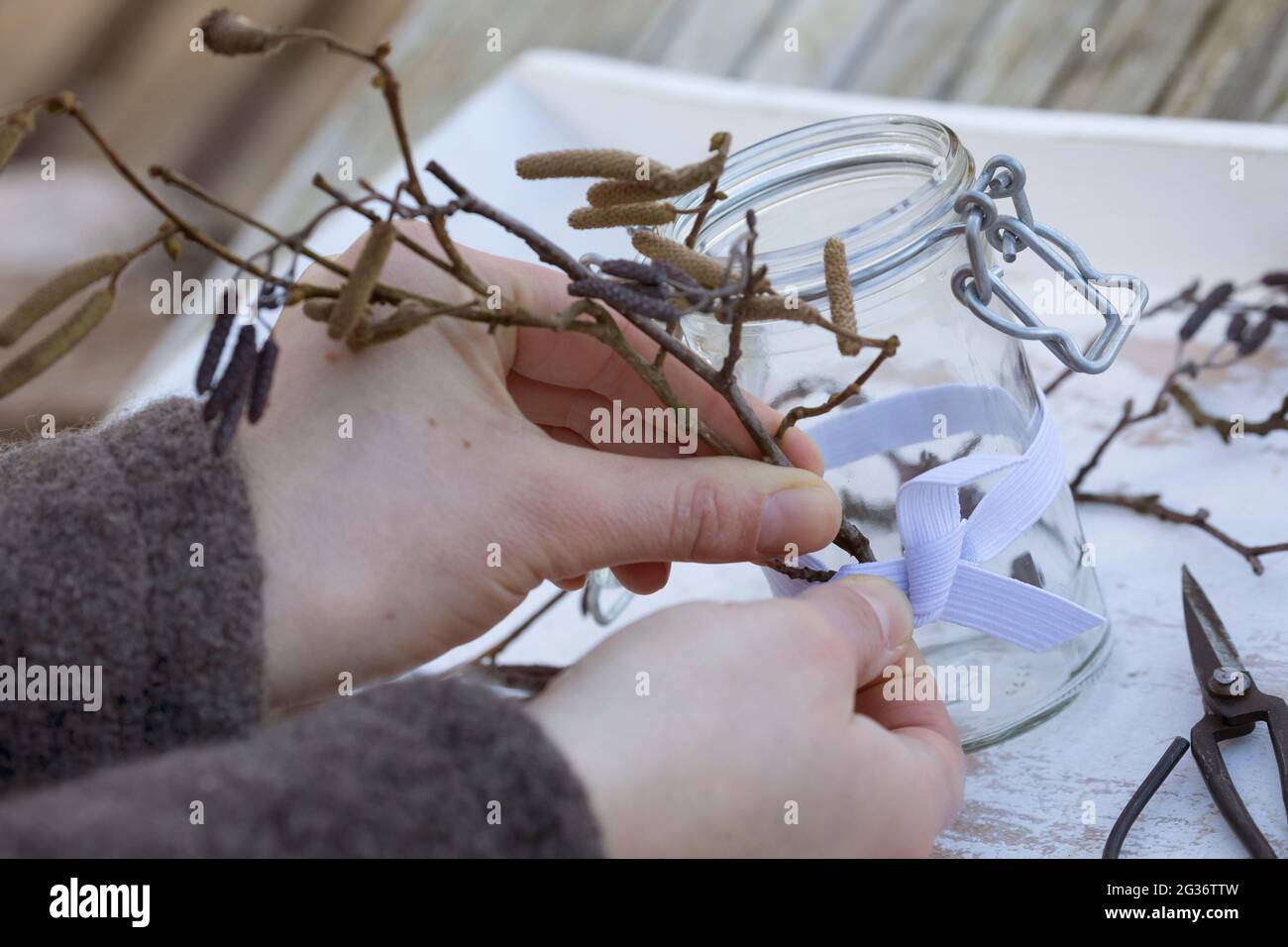 lanterne, une bande en caoutchouc est étirée autour de la vitre et les brindilles sont repliées derrière la bande en caoutchouc Banque D'Images