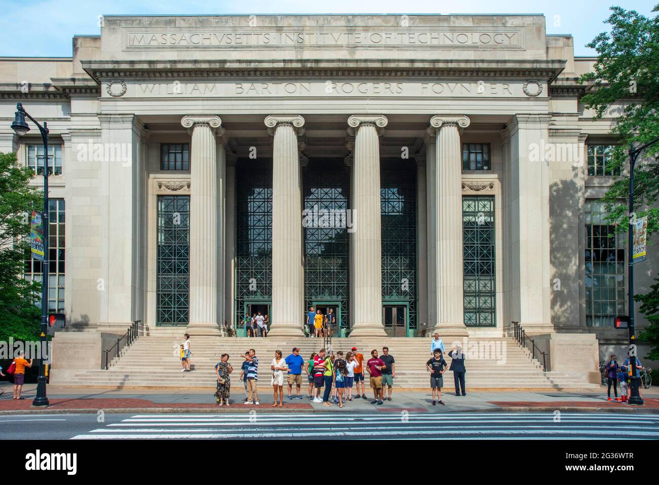 Colonnes et escaliers d'architecture néoclassique jusqu'à l'entrée du Massachusetts Institute of Technology à Cambridge, Massachusetts. MIT était informaa Banque D'Images