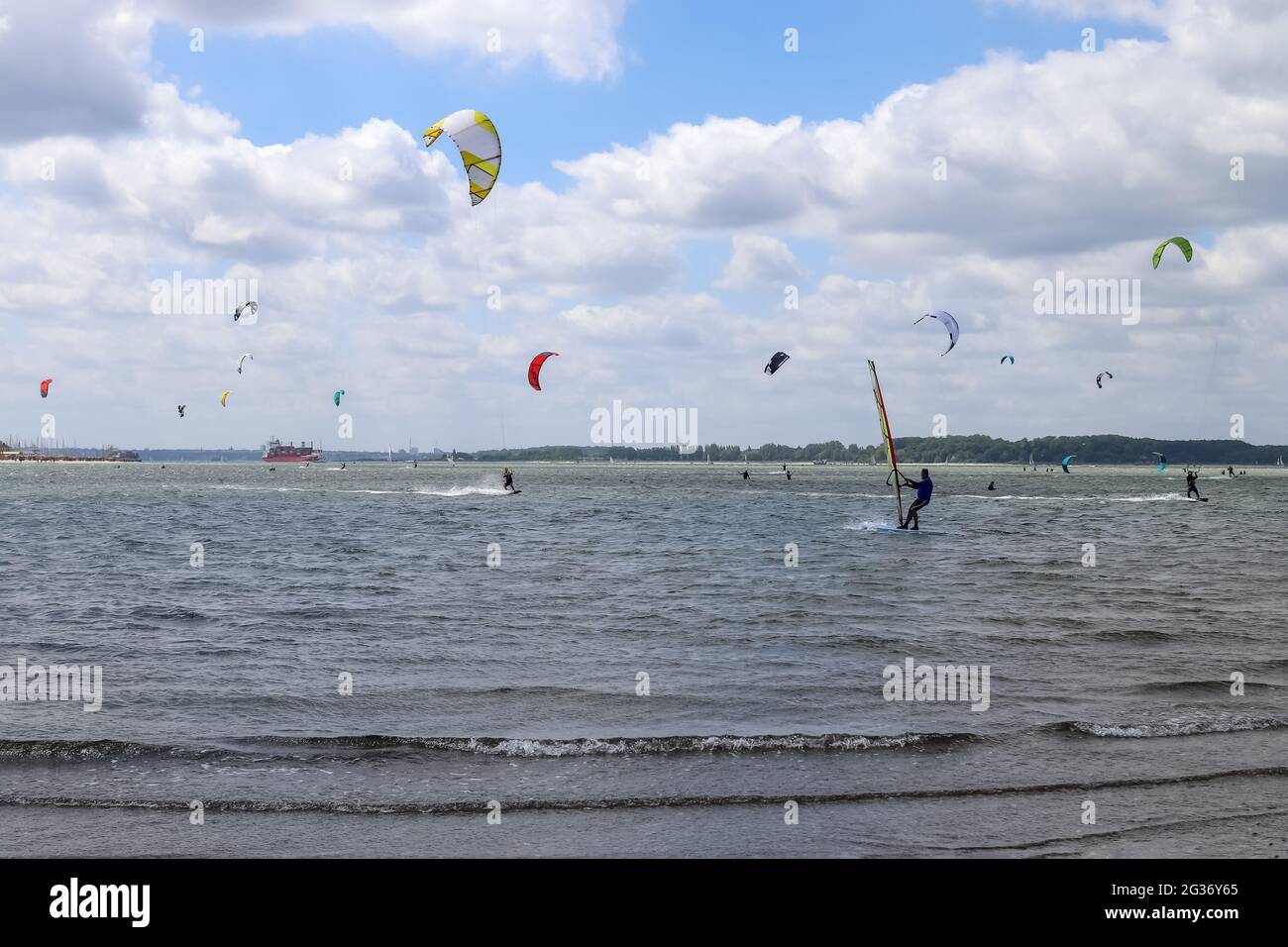 Beaucoup de kite surf activité à la plage de la mer Baltique de Laboe en Allemagne par une journée ensoleillée Banque D'Images