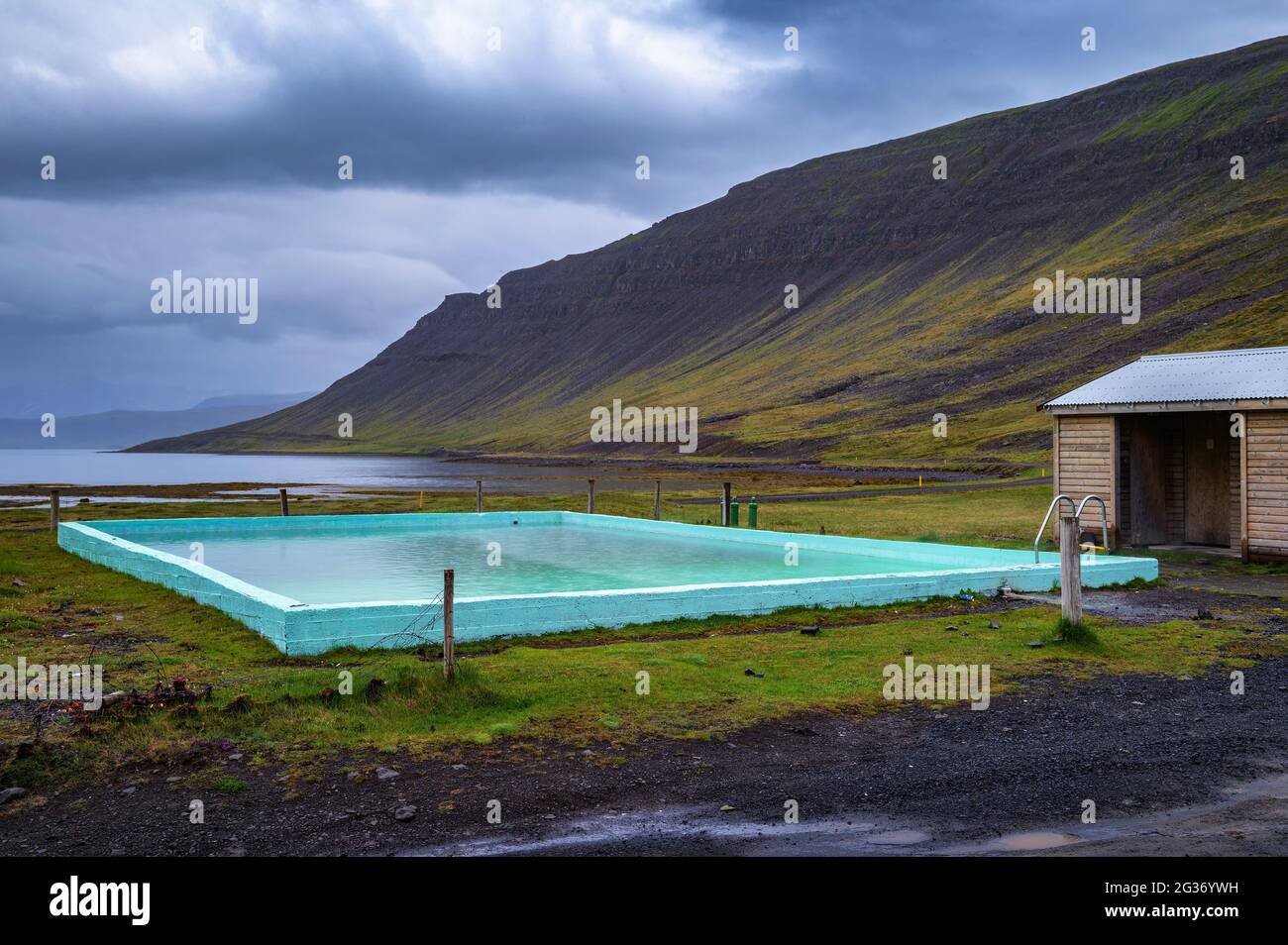Piscine chaude de Reykjafjarlaug située dans la Westfjords, en Islande Banque D'Images