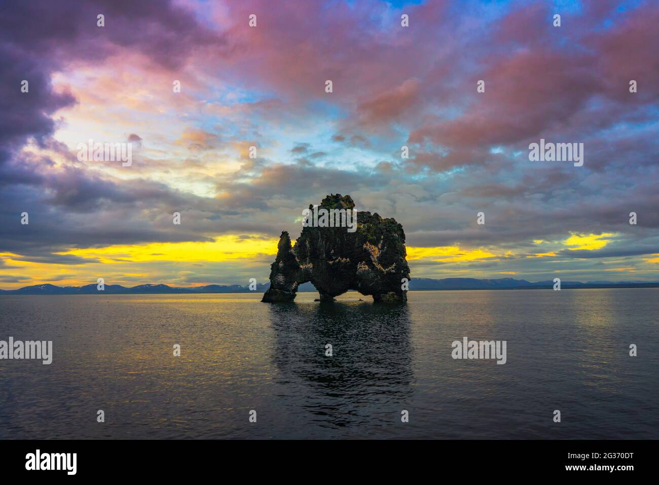 Coucher du soleil à l'Hvitserkur pile de basalte dans le nord de l'Islande Banque D'Images