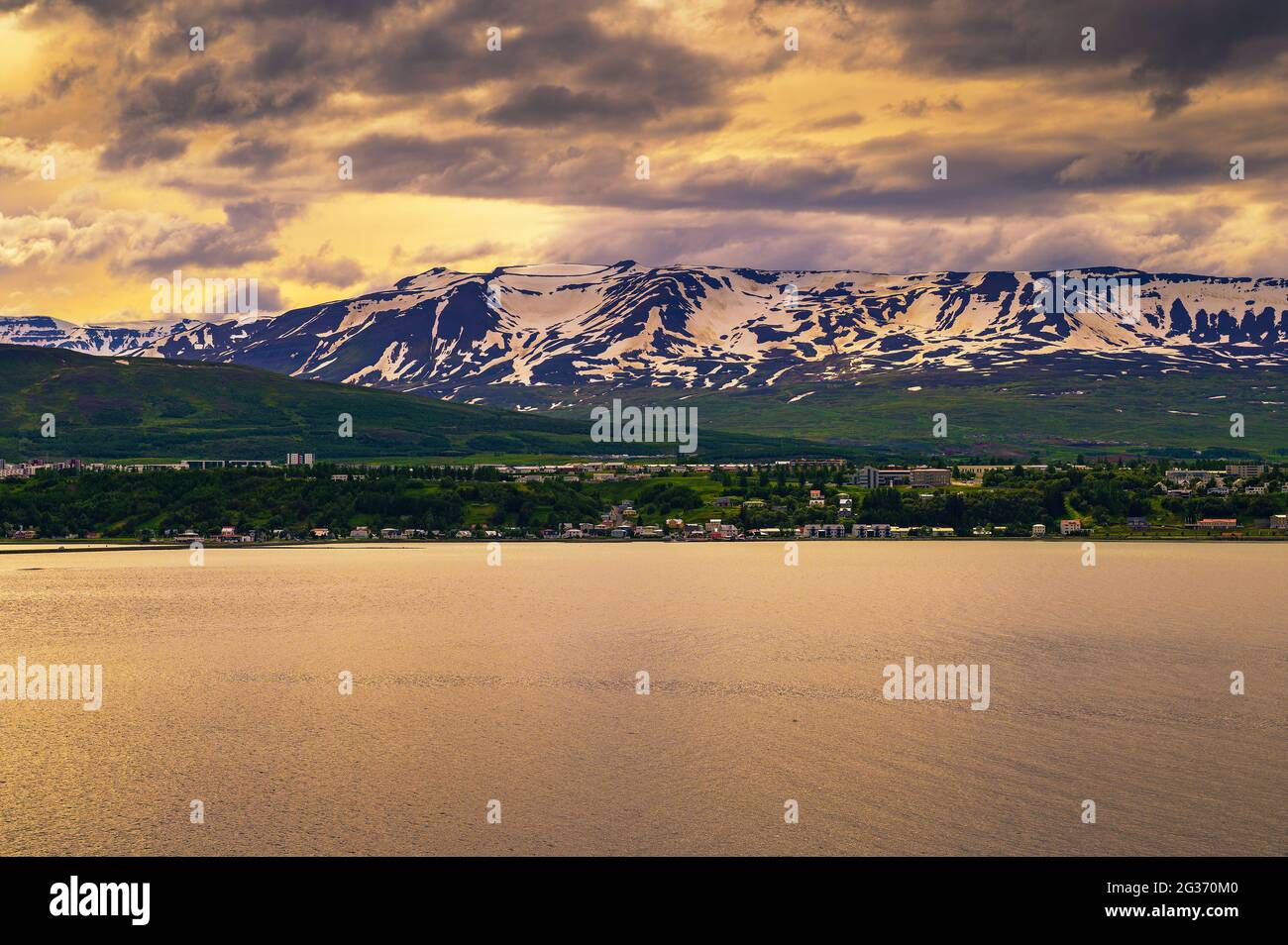 Ville d'Akureyri avec des montagnes enneigées et le fjord Eyjafjordur dans le nord de l'Islande Banque D'Images