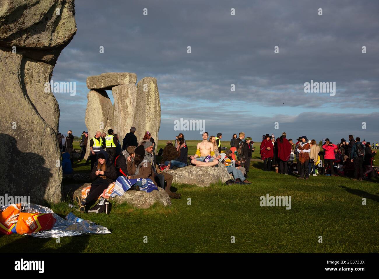 Un homme médite sur l'une des pierres sacrées du monument de Stonehenge à Wiltshire, au Royaume-Uni. --- le 21 juin est le jour du solstice d'été. C'est le Banque D'Images