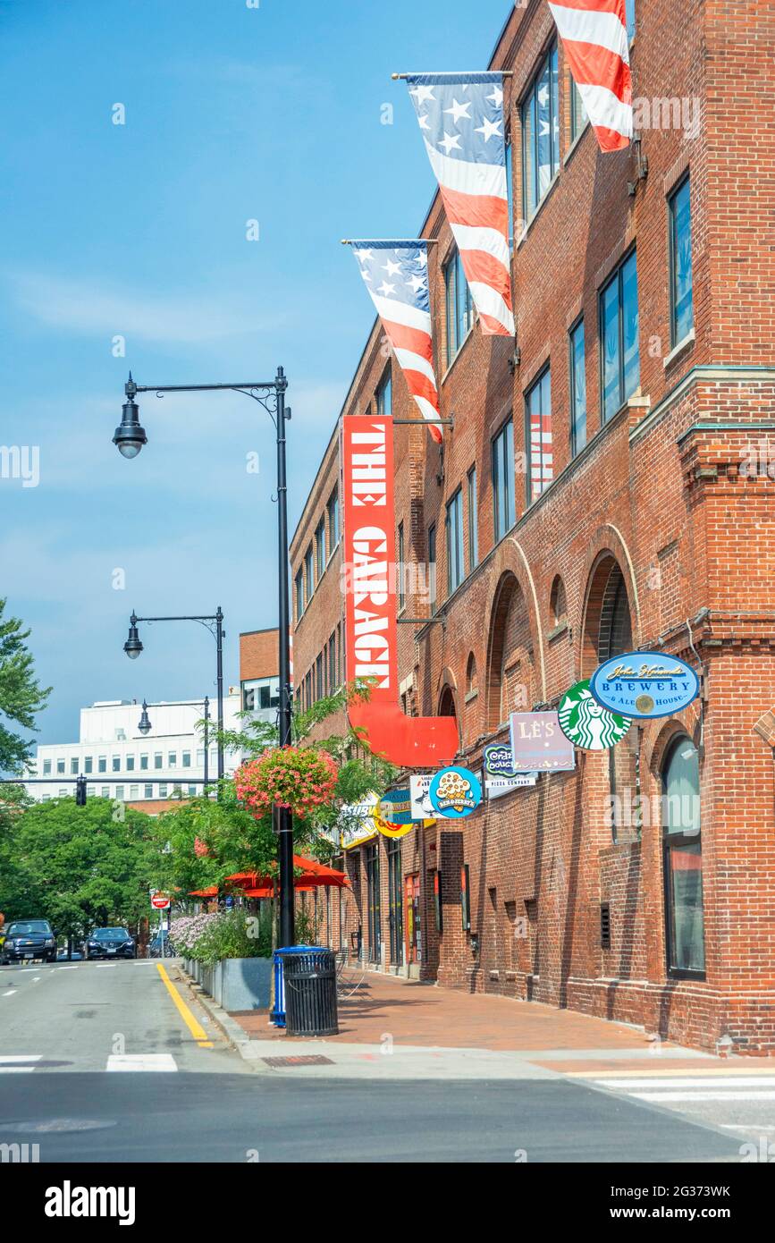 Le garage commercial et bar et restaurant pour les touristes Mt Auburn Street près de l'université Harvard et Harvard Square, Cambridge, Boston, Massachus Banque D'Images